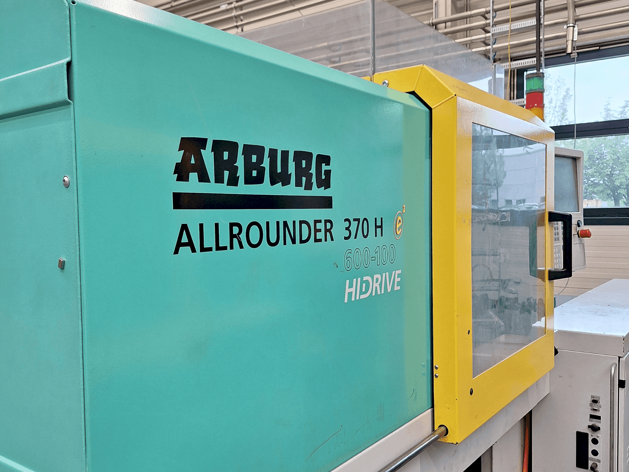 A Arburg Allrounder 370 H 600-100 gép elölnézete