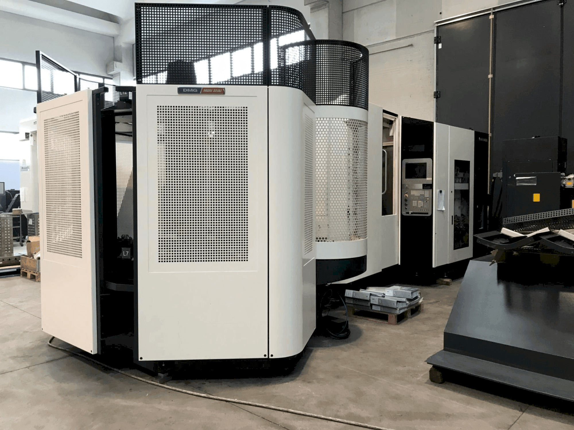 A DMG DECKEL MAHO DMC 60H Linear  gép elölnézete