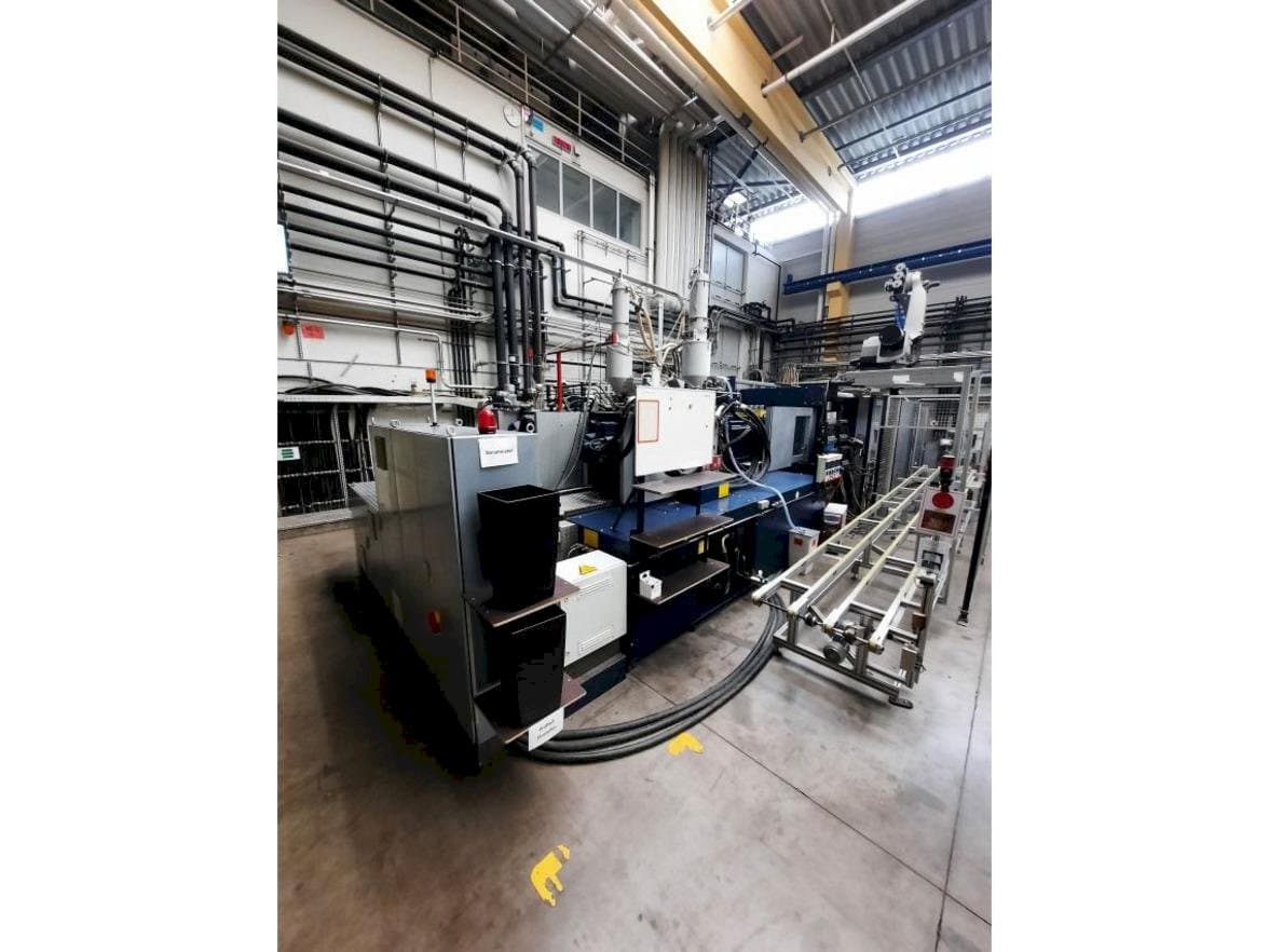 A Battenfeld HM13000/9200/7700 gép elölnézete