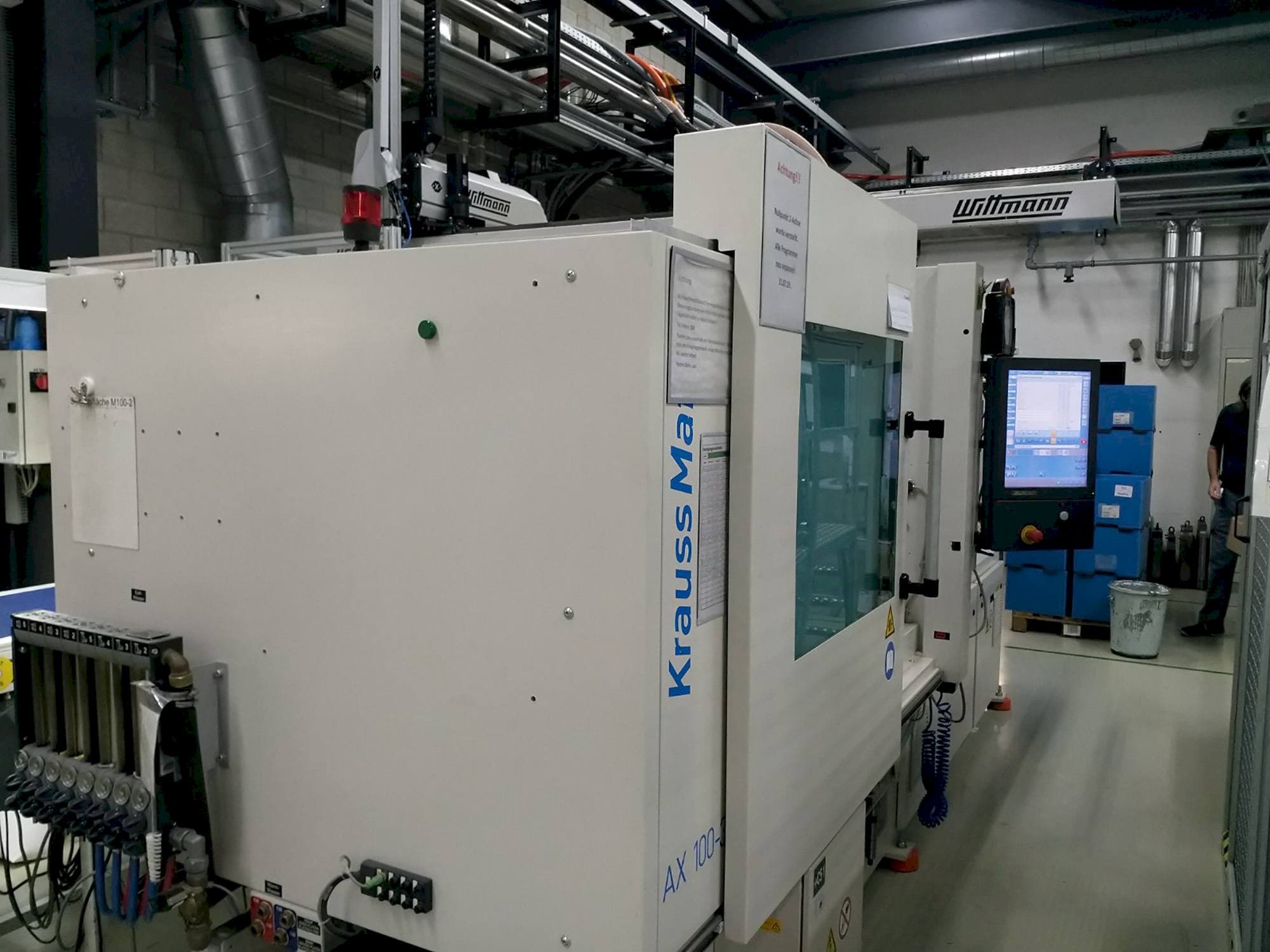 A Krauss Maffei 100-380 AX gép elölnézete