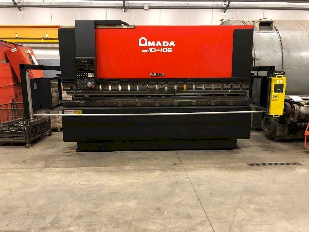 A AMADA 10-40E gép elölnézete