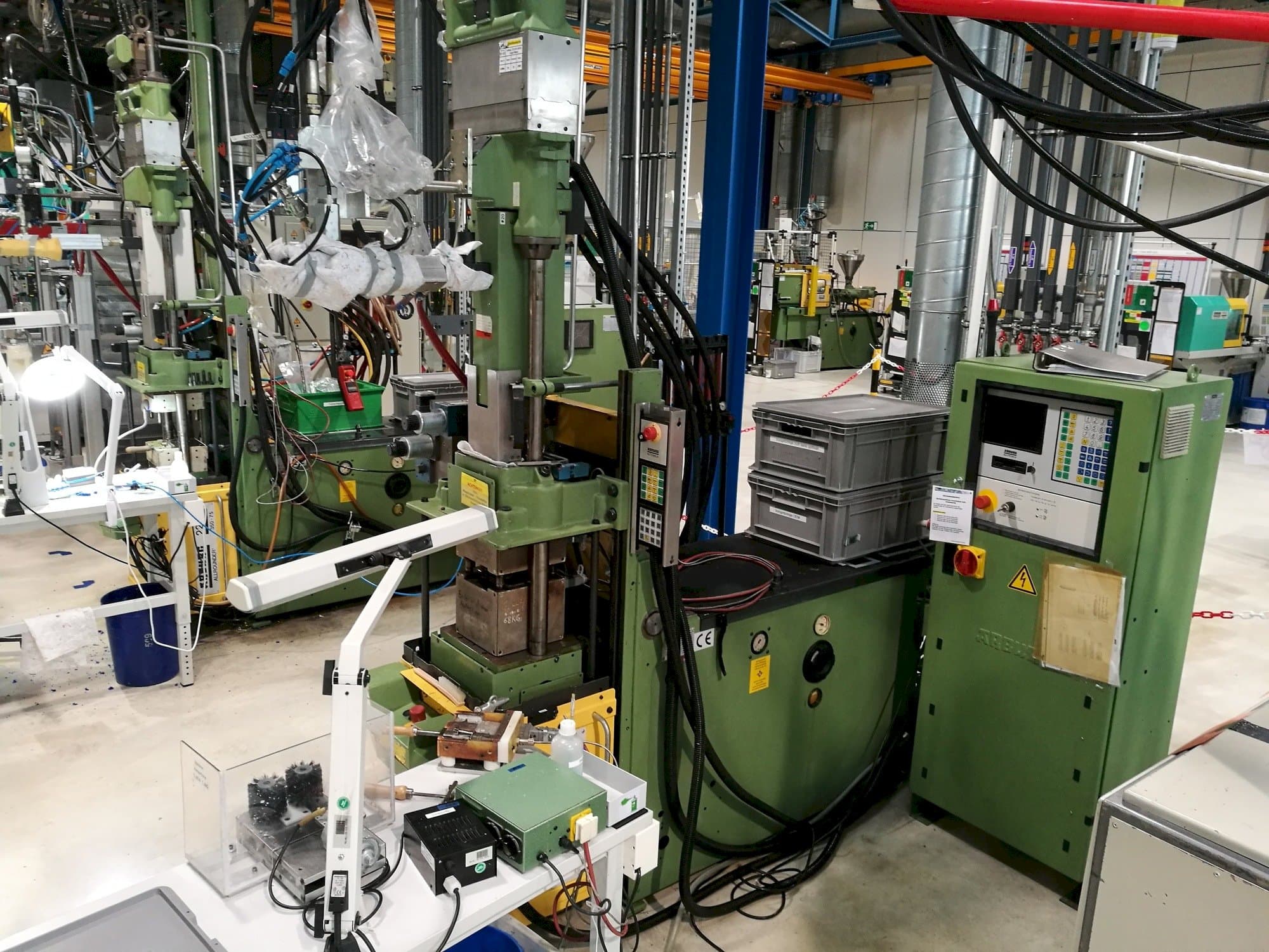 A Arburg 221M-350-75U gép elölnézete