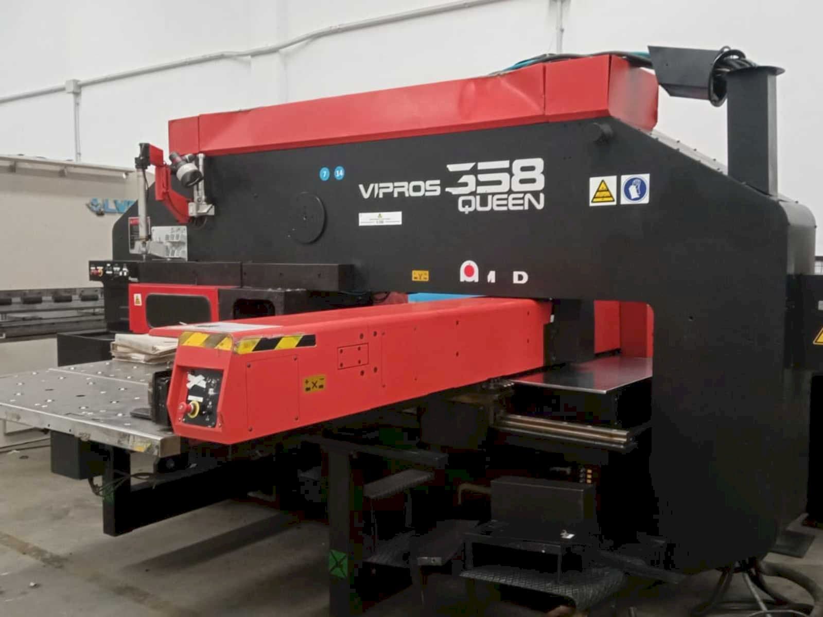 A AMADA Vipros 358 Queen gép elölnézete