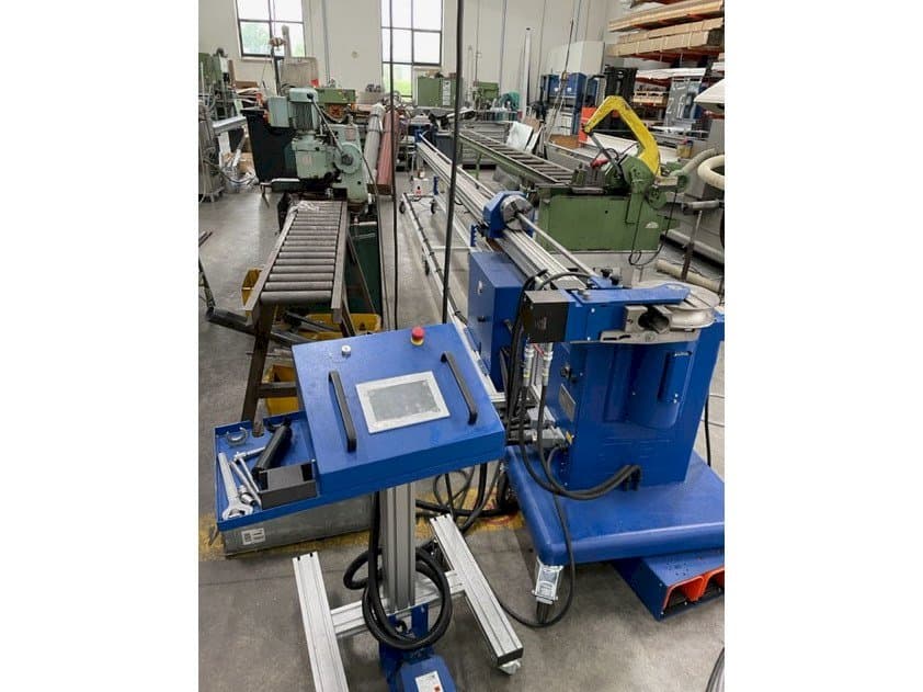 A JUTEC 5060 gép elölnézete