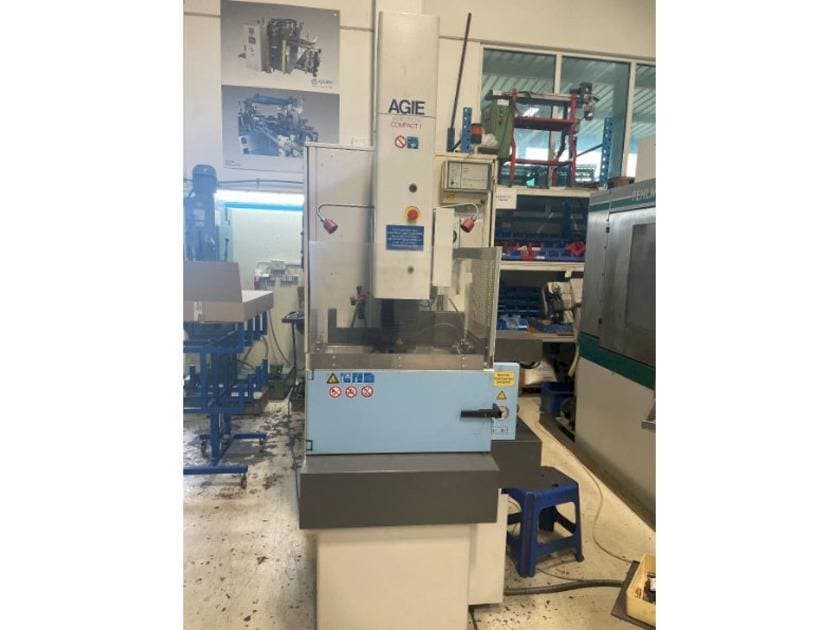 A AGIE Agietron Compact 1  gép elölnézete