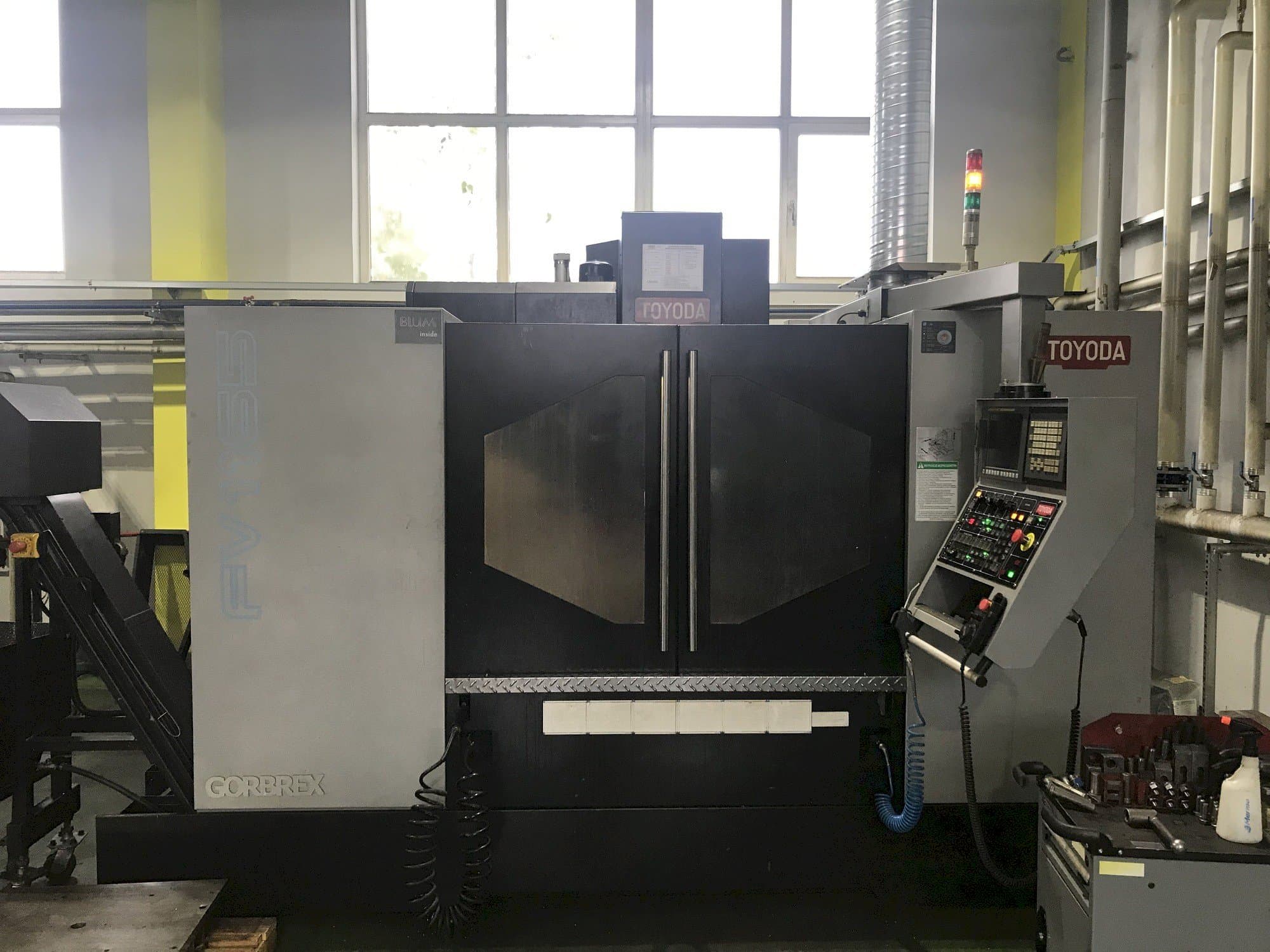 A TOYODA FV1165 gép elölnézete