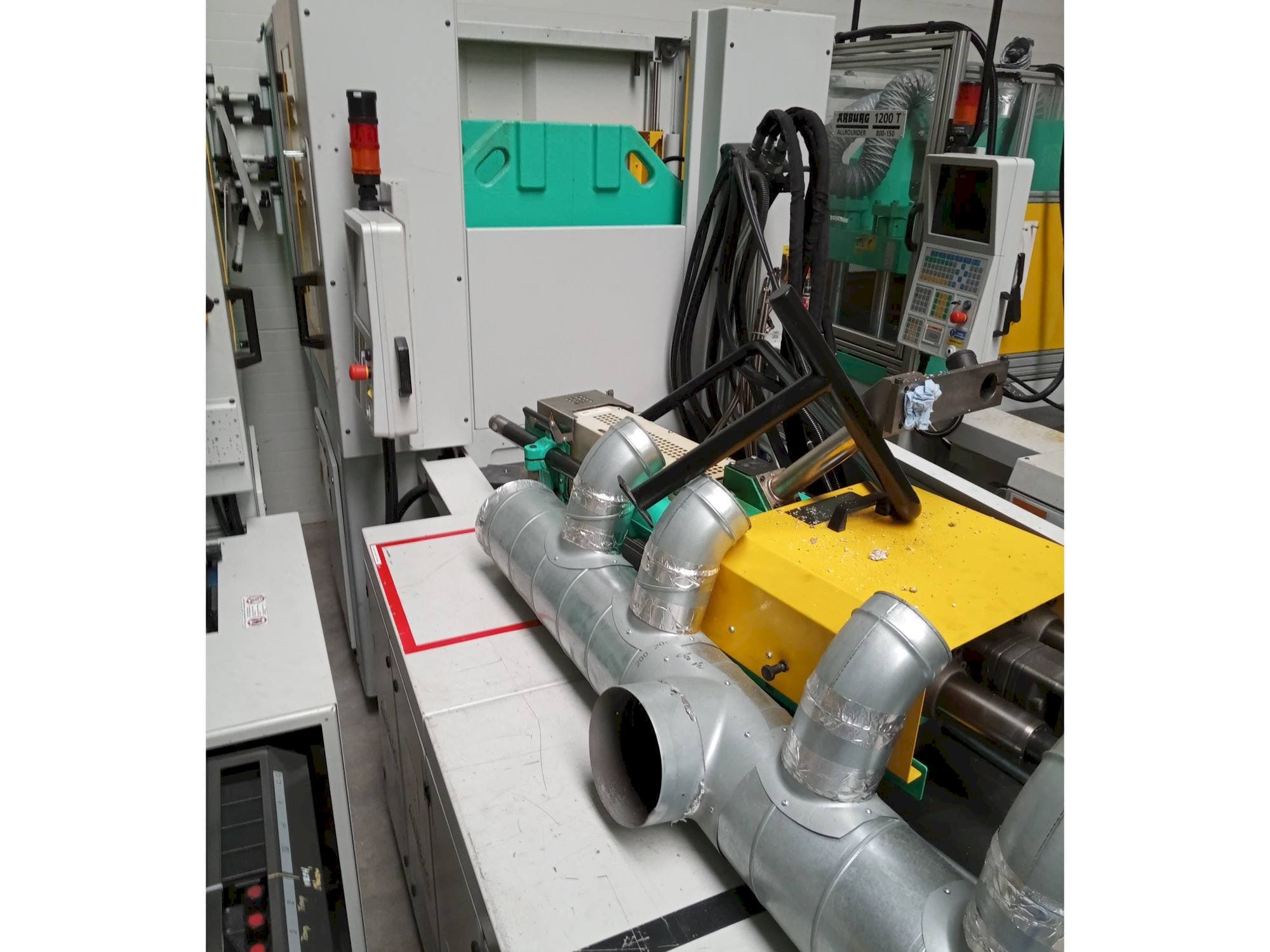 A Arburg Allrounder 1200T-800-170 gép elölnézete