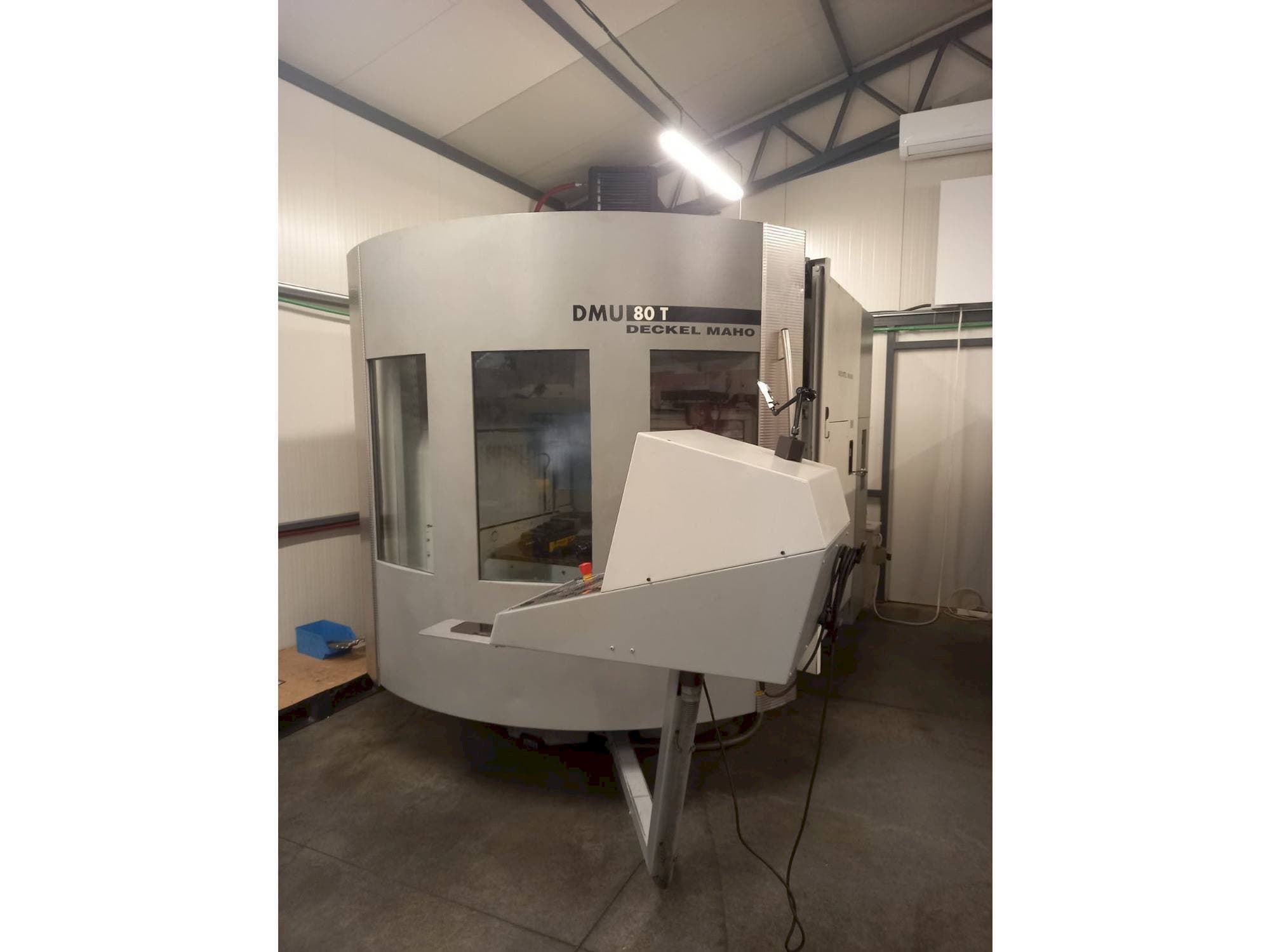 A DECKEL MAHO DMU 80T gép elölnézete