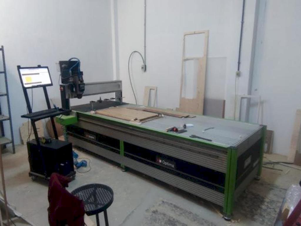 A OPTIMA 2510 gép elölnézete