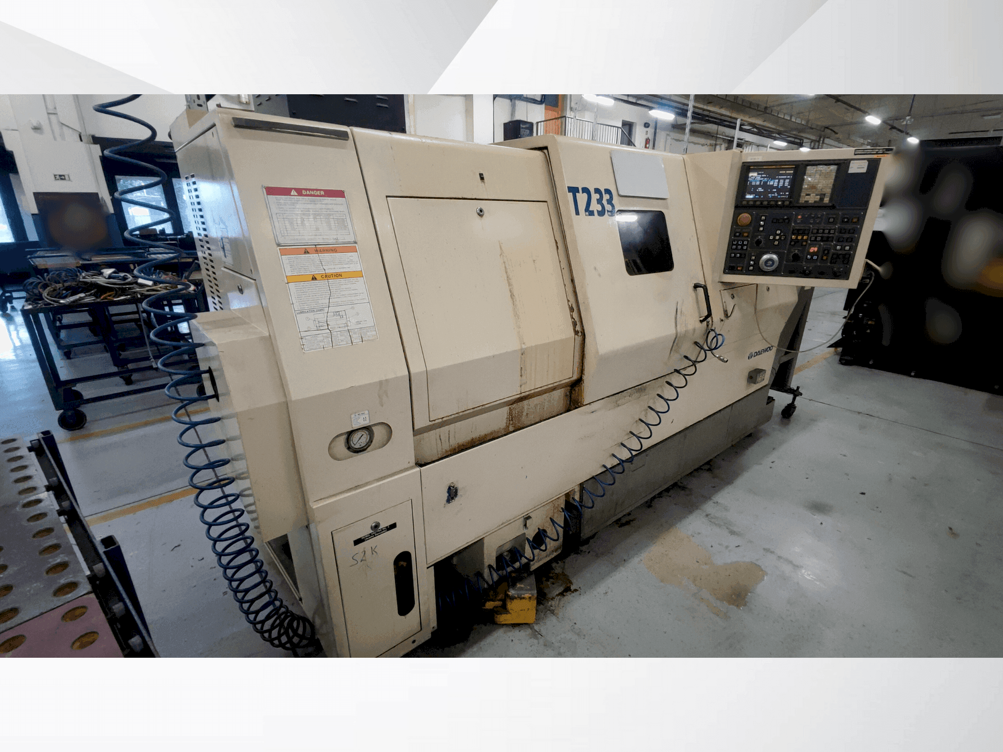 A DAEWOO puma 240 LB  gép elölnézete