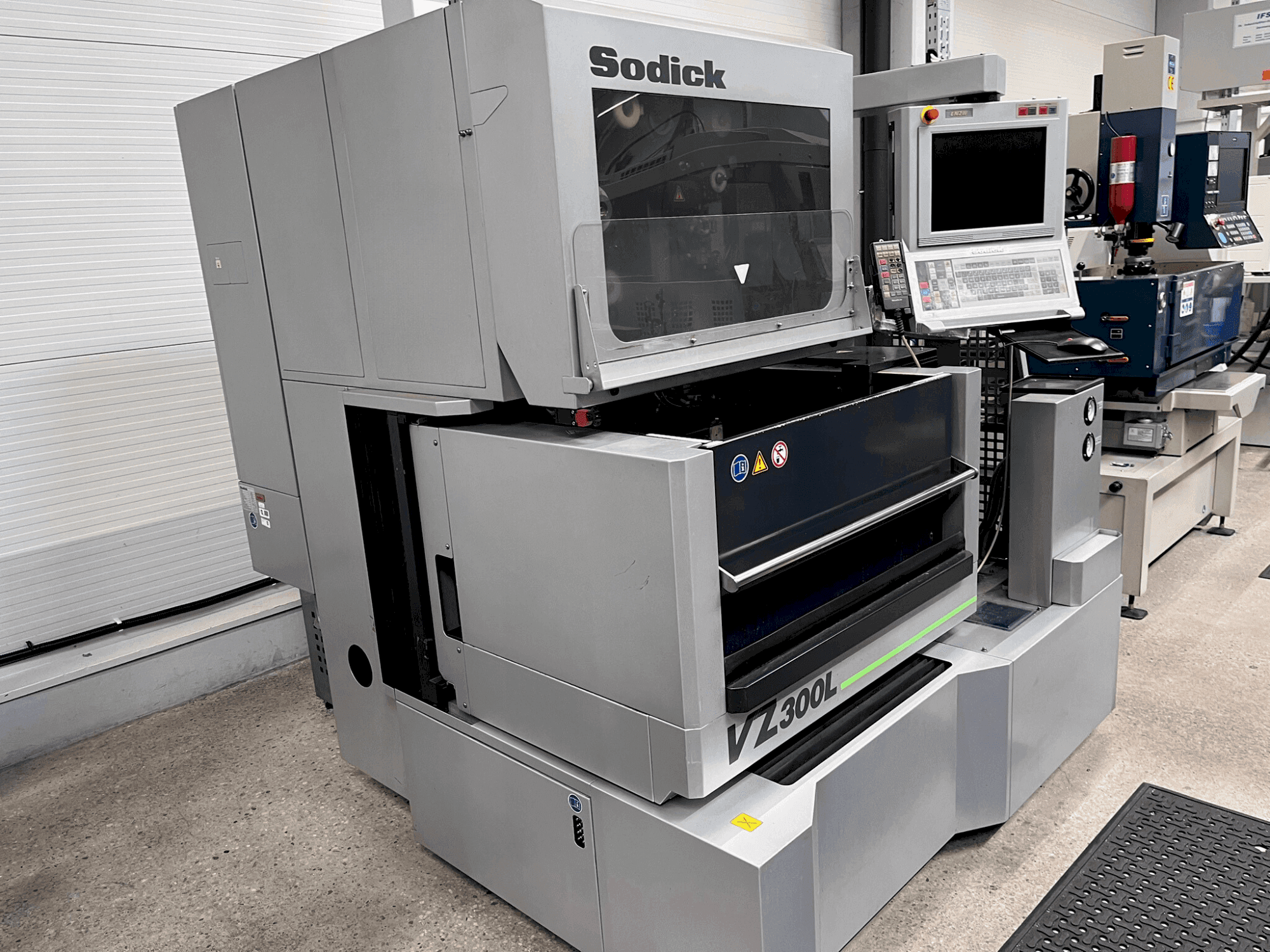 A Sodick VZ 300L gép oldalnézete