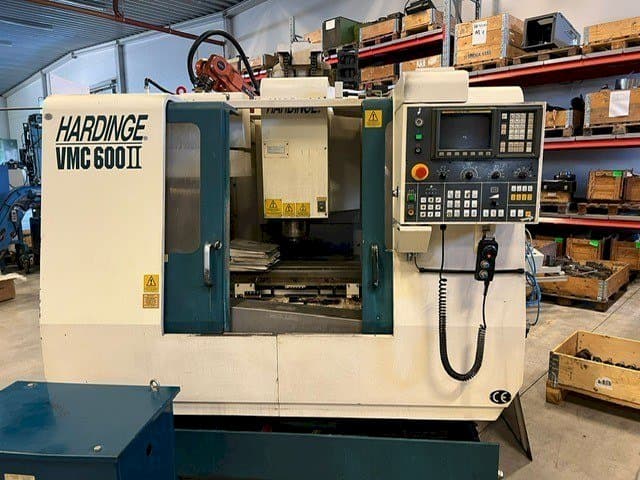 A HARDINGE VMC 600II gép elölnézete