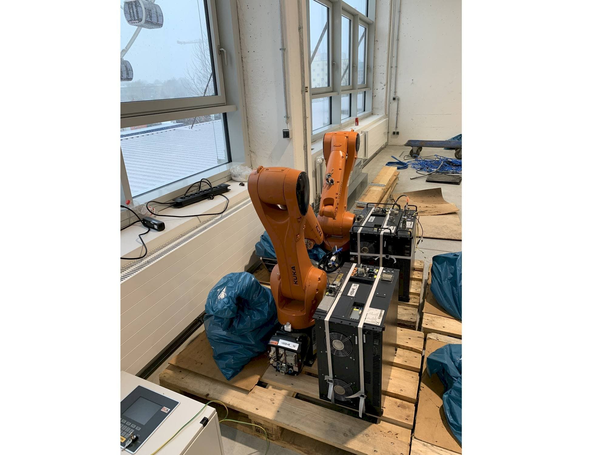 A KUKA KR10 R1100 gép elölnézete