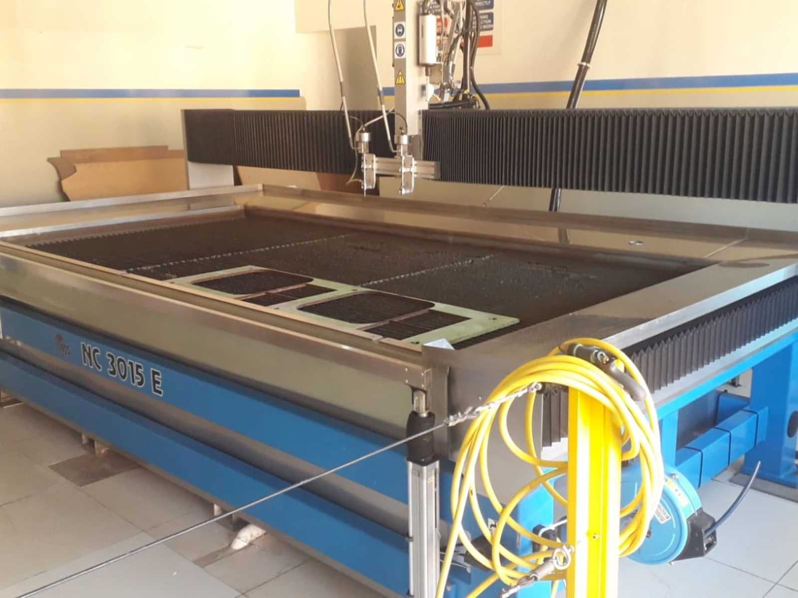 A Waterjet Sweeden NC 3015 e gép elölnézete