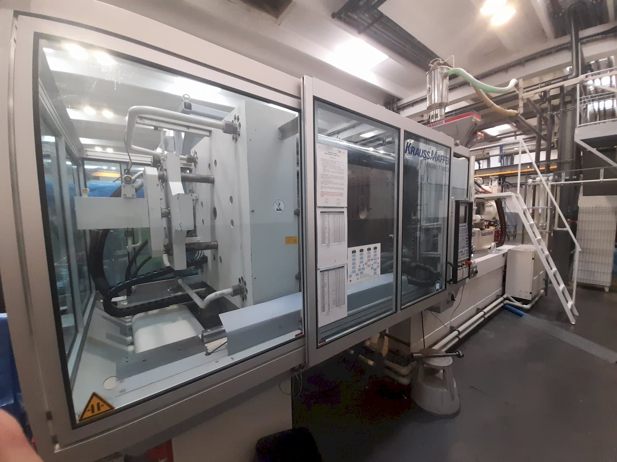 A Krauss Maffei 380-2700 C3 gép oldalnézete