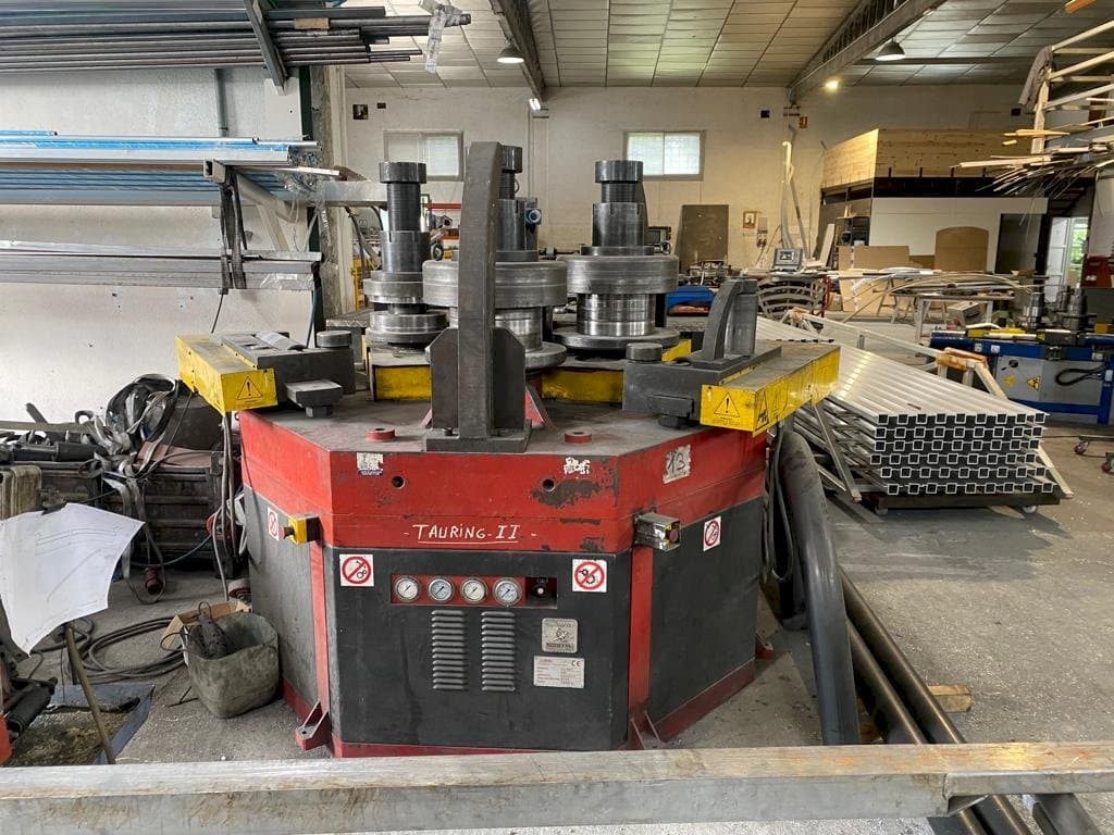 A Tauring Alfa 200 gép elölnézete