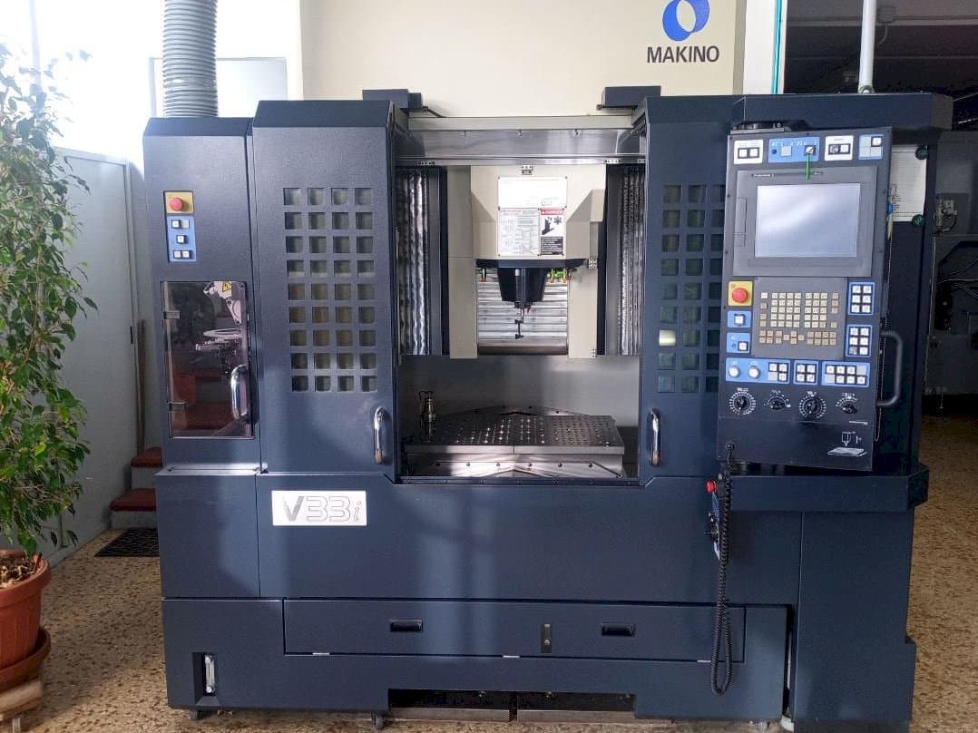 A Makino V33i A15F  gép elölnézete