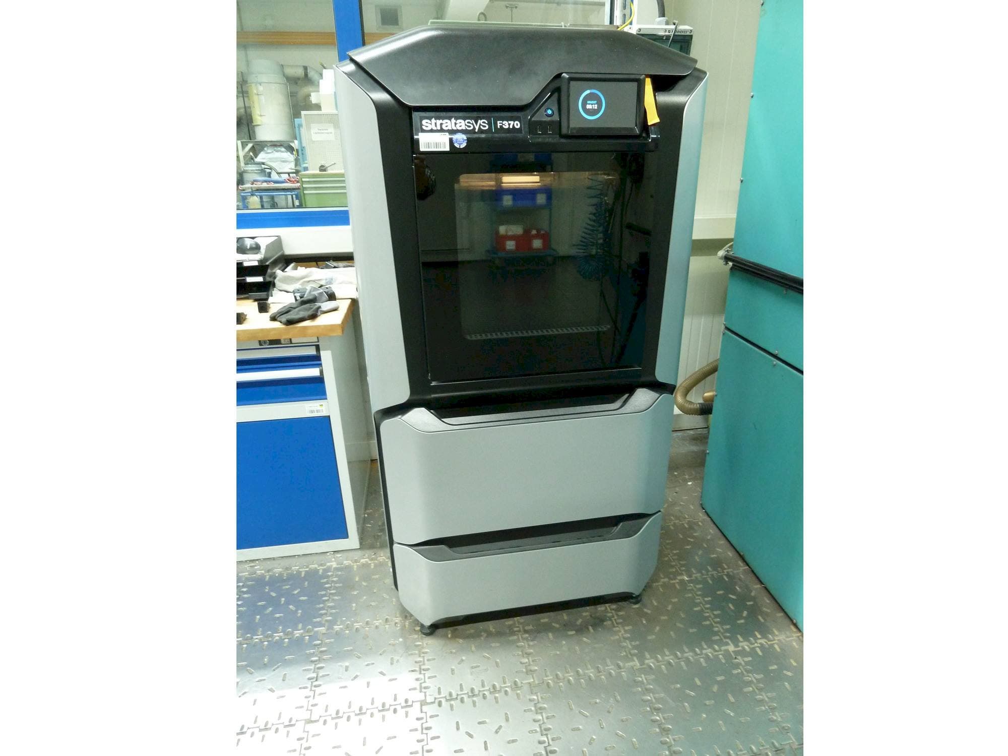 A Stratasys F370 gép elölnézete