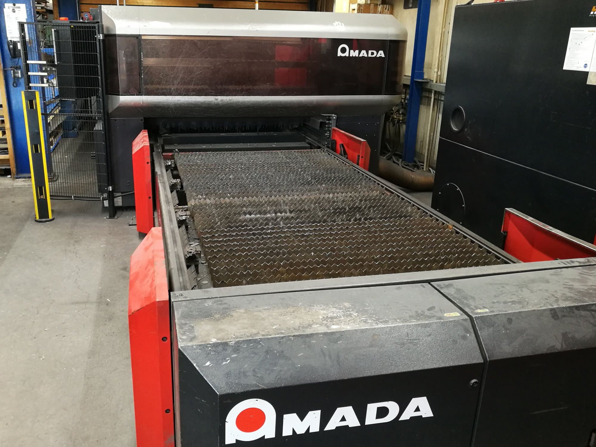 A AMADA LC 3015 X1 NT  gép elölnézete