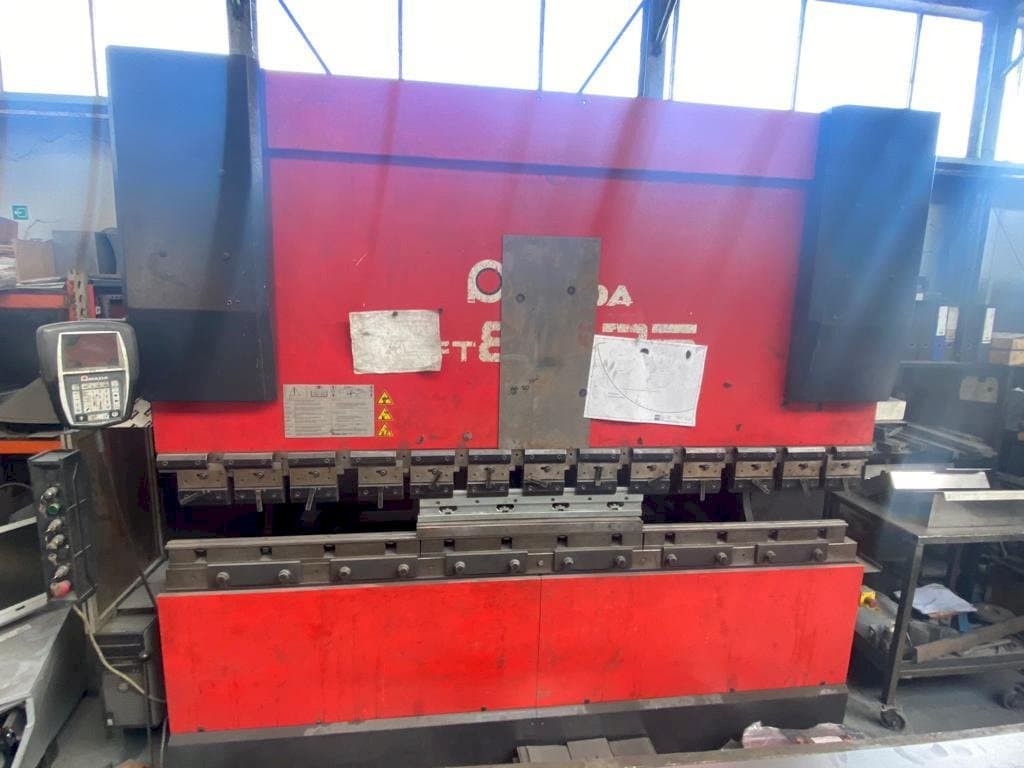 A AMADA HFT 80 25 gép elölnézete