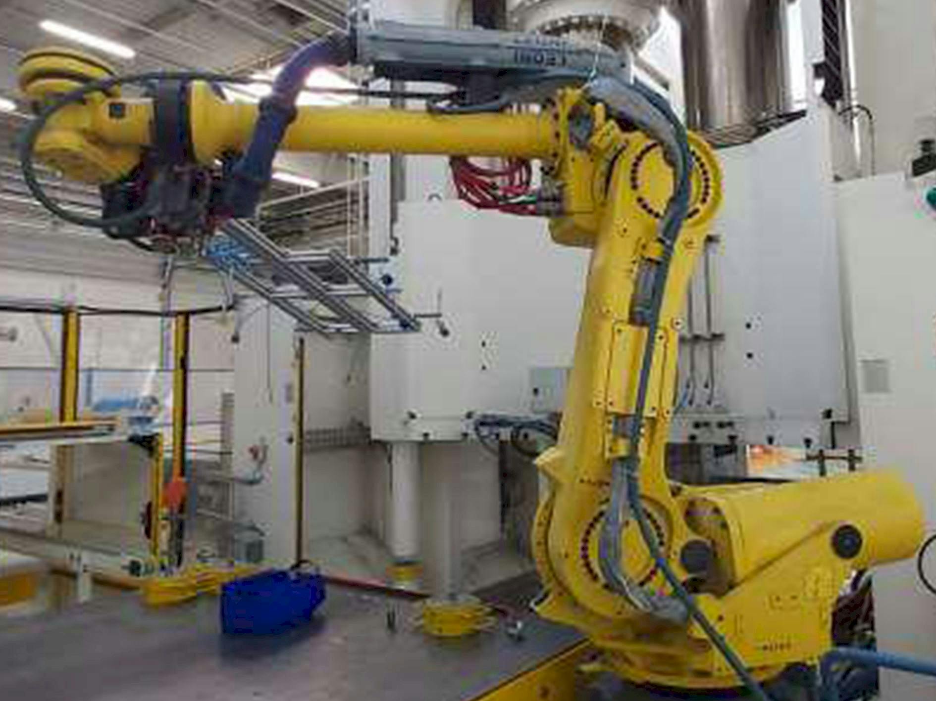 A FANUC Robot R-2000iB/185L  gép elölnézete