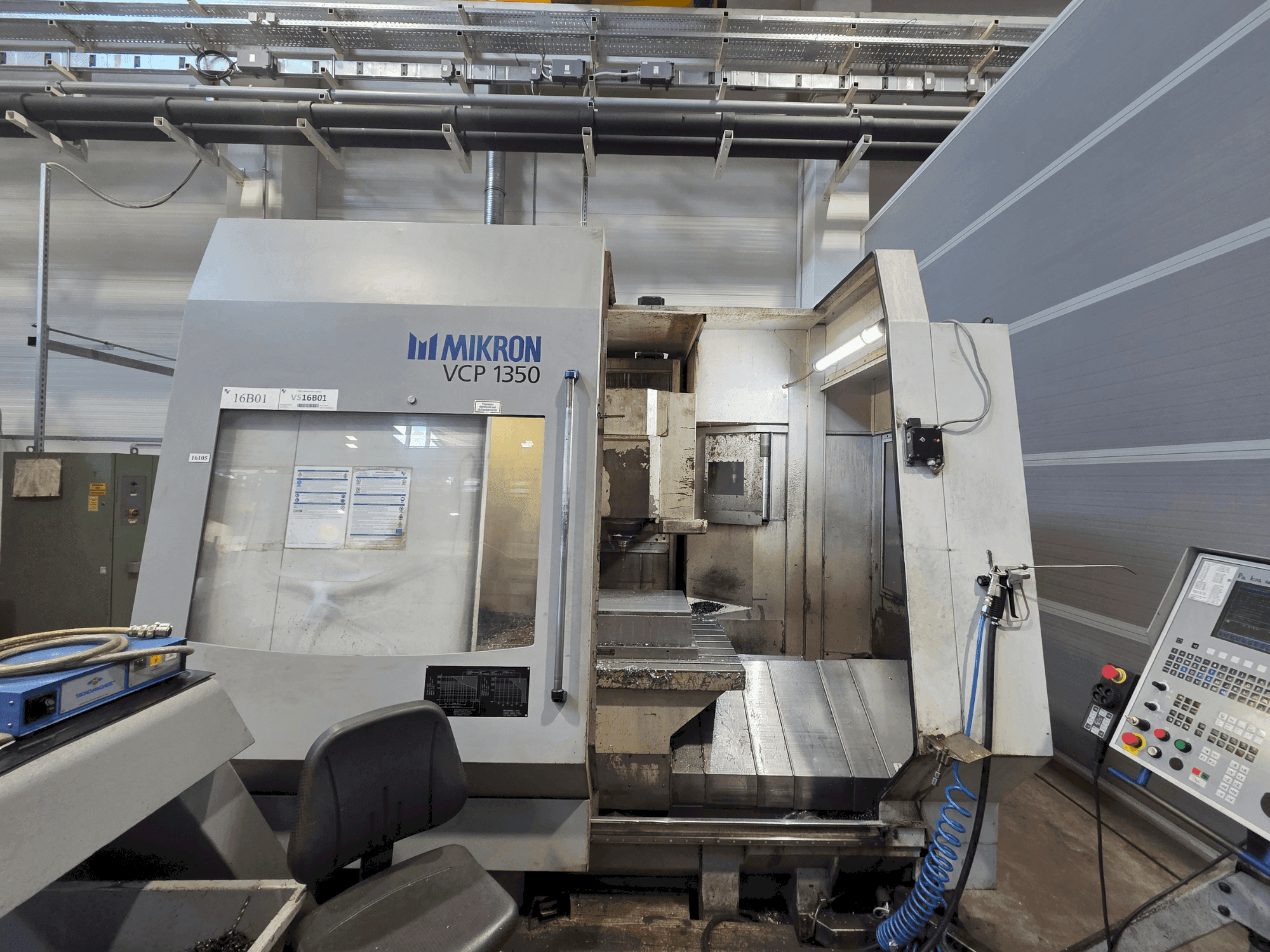 A MIKRON VCP 1350 gép elölnézete