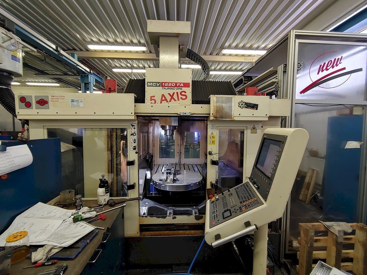 A TAJMAC-ZPS MCV 1220 gép elölnézete