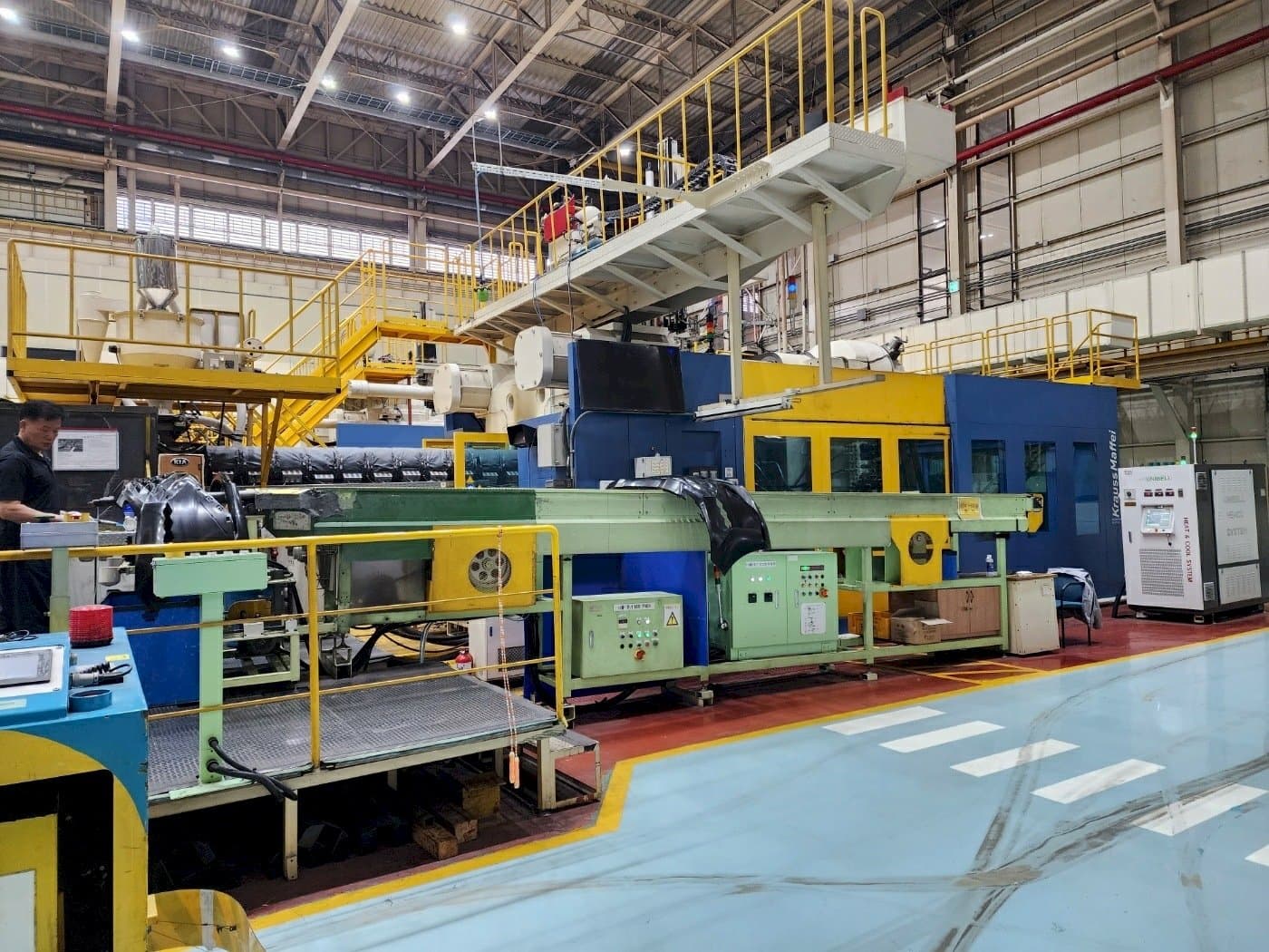 A Krauss Maffei 3200-24500 gép elölnézete