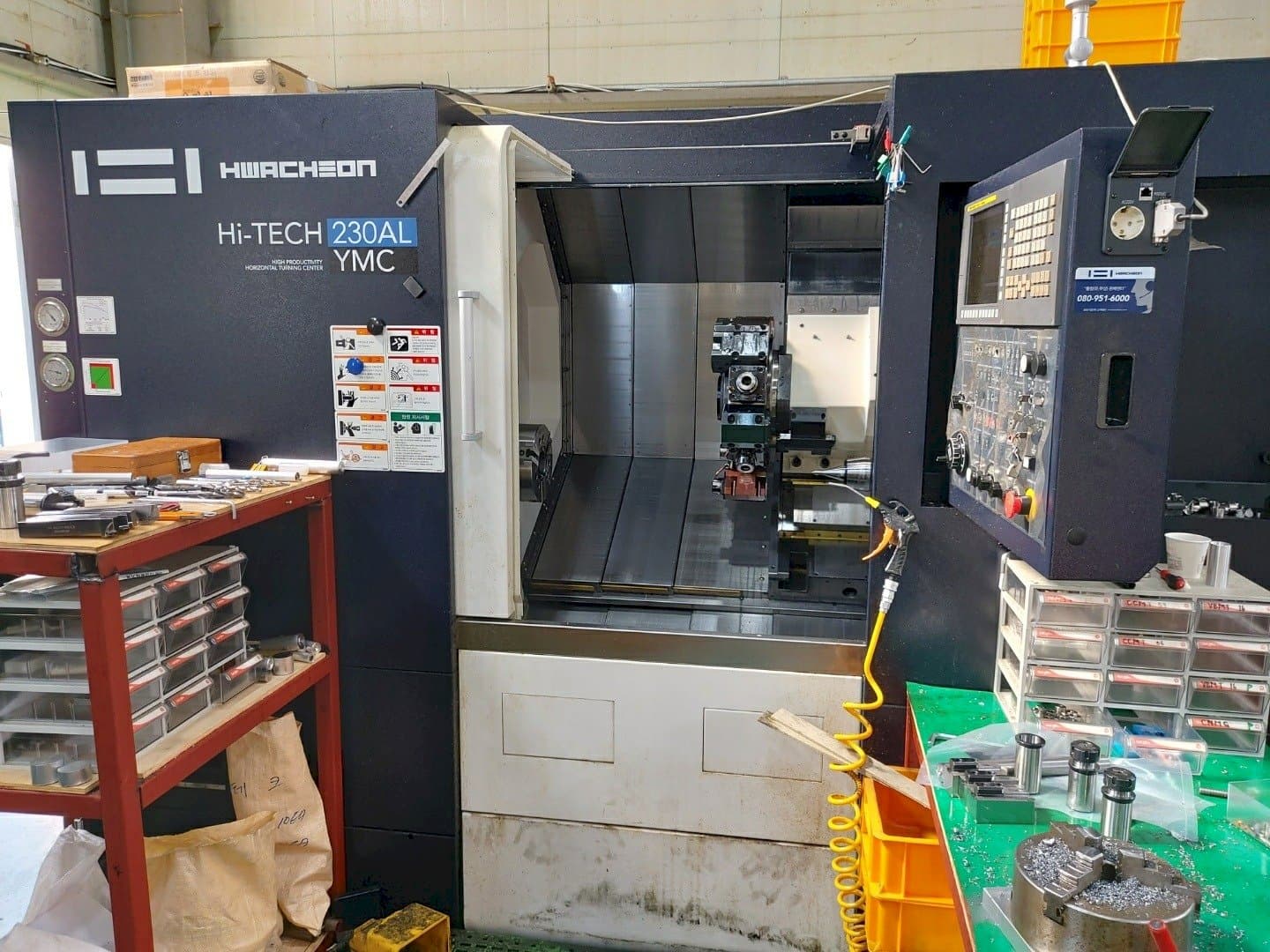 A HWACHEON Hi-TECH 230AL YMC gép elölnézete