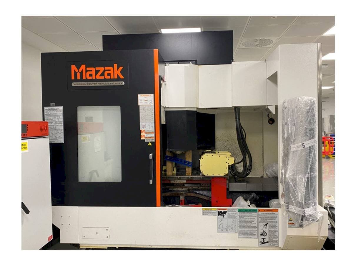 A Mazak Vertical Center Nexus 530C-II 5X  gép elölnézete