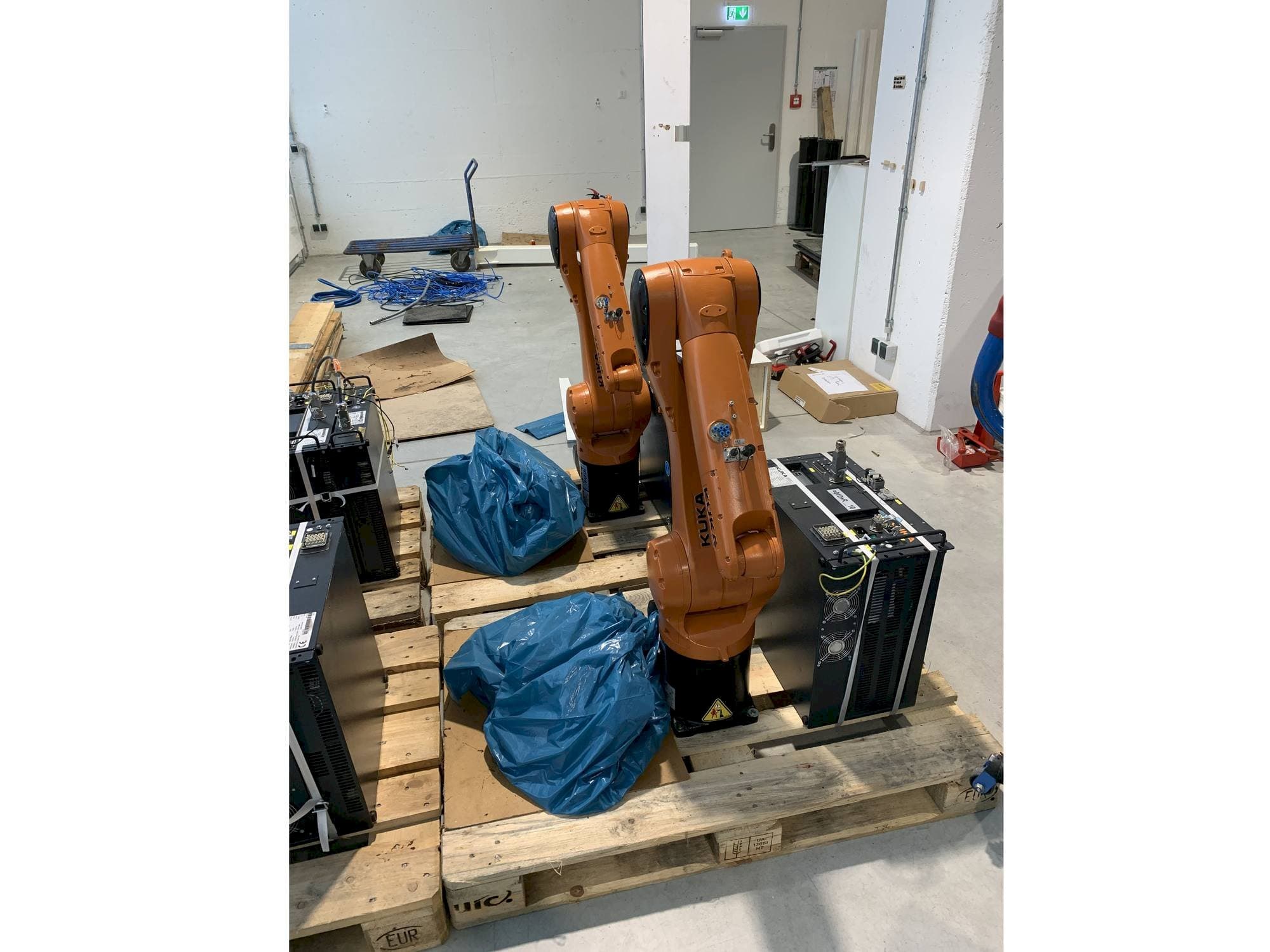 A KUKA KR10 R1100 with KR C4 COMPACT Controller  gép elölnézete