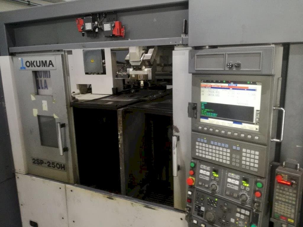 A Okuma 2SP-250H gép elölnézete