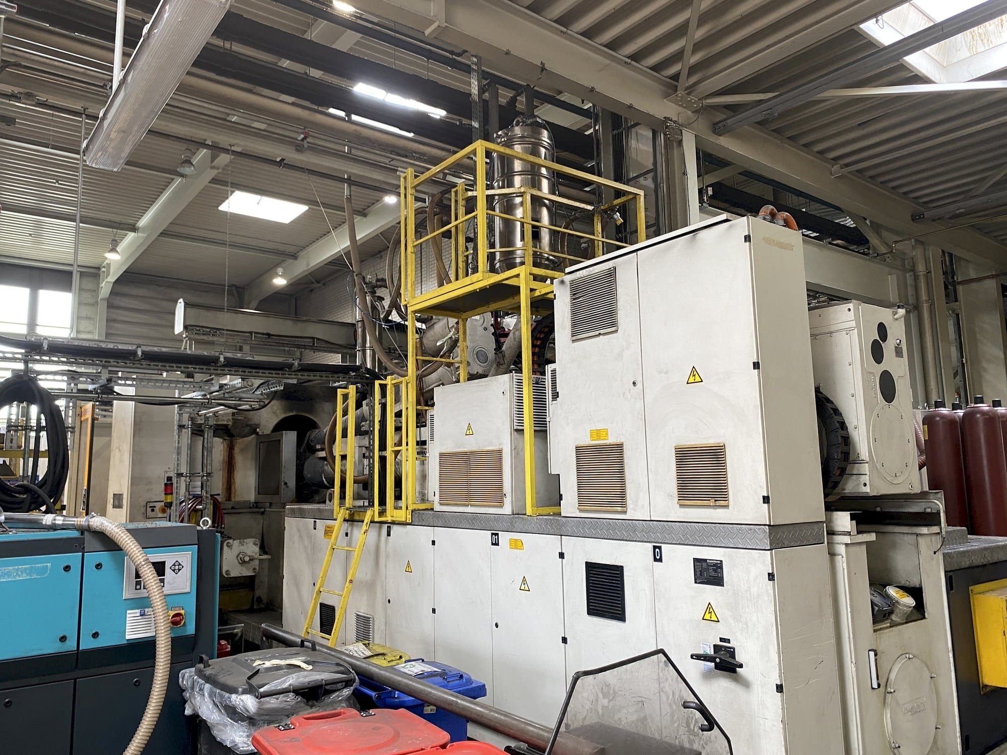 A Krauss Maffei 1600-12000-1400 MZ gép elölnézete