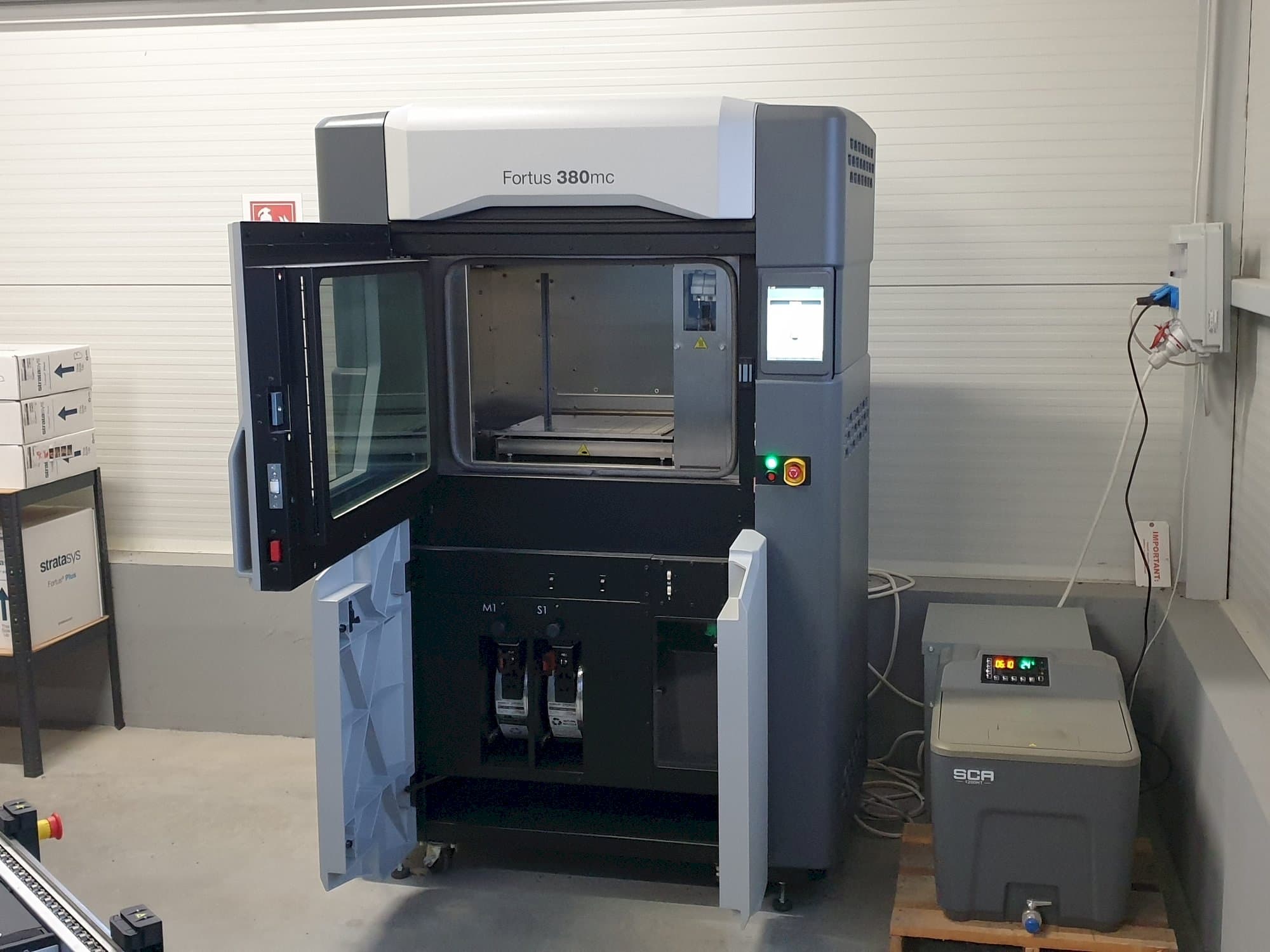A Stratasys Fortus 380mc gép elölnézete