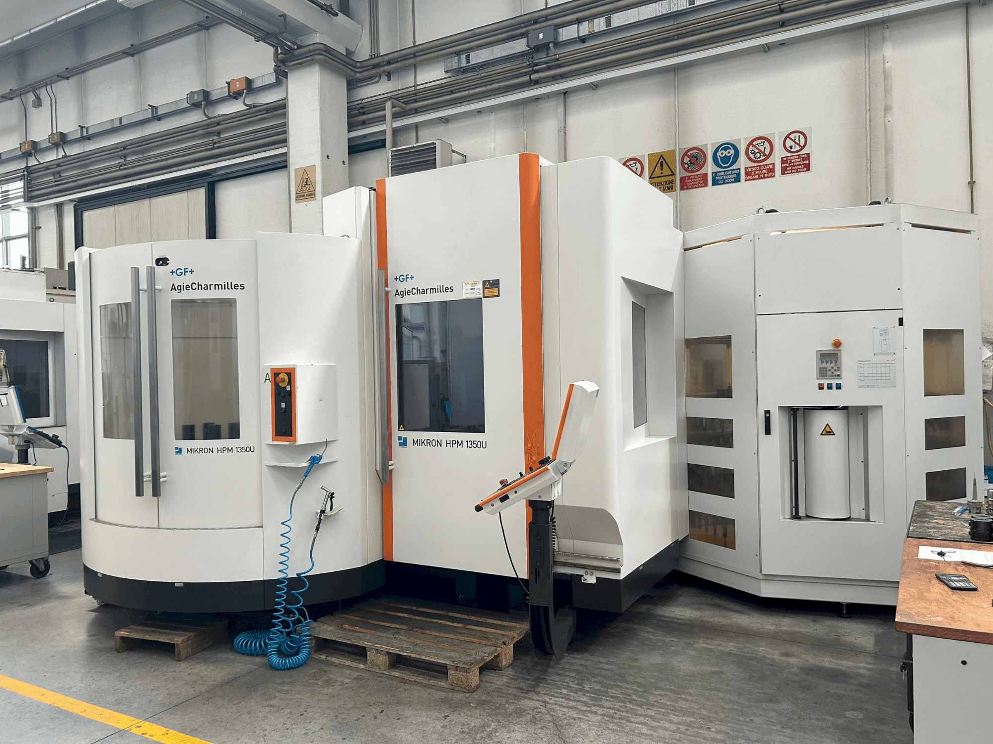 A AgieCharmilles MIKRON HPM 1350U  gép elölnézete