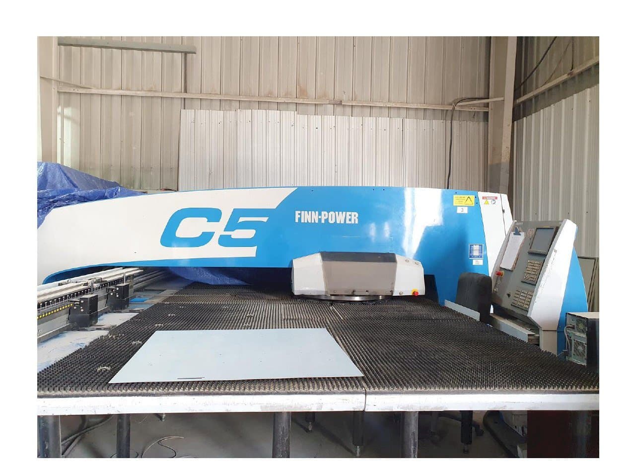 A Finn-Power C5 gép elölnézete