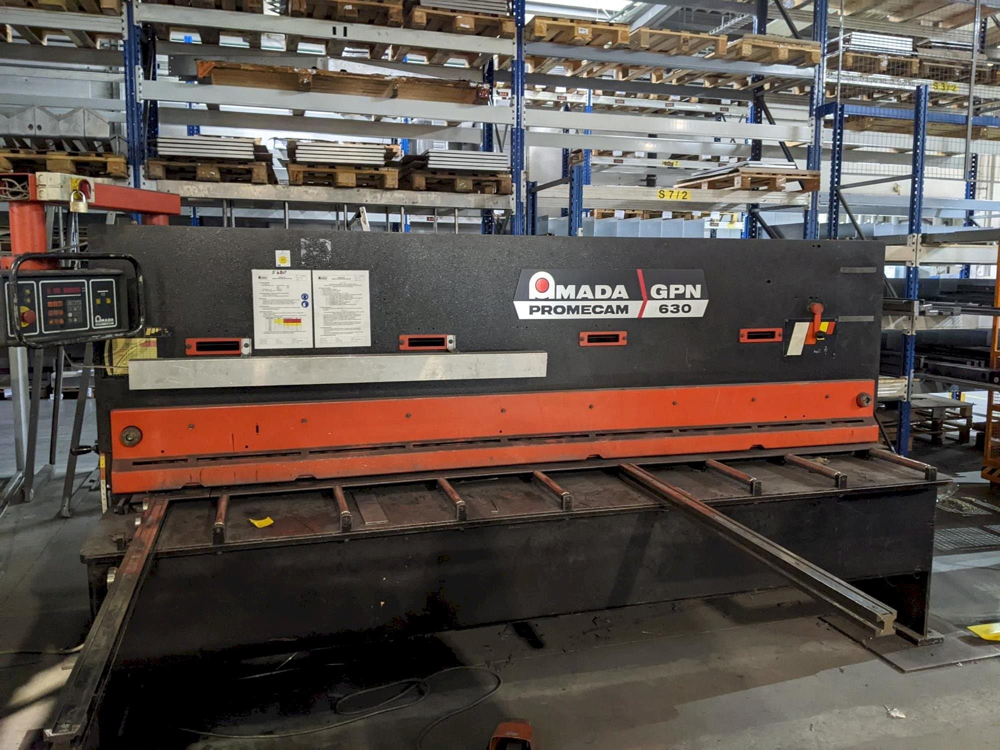 A AMADA Promecam Gpn 630  gép elölnézete