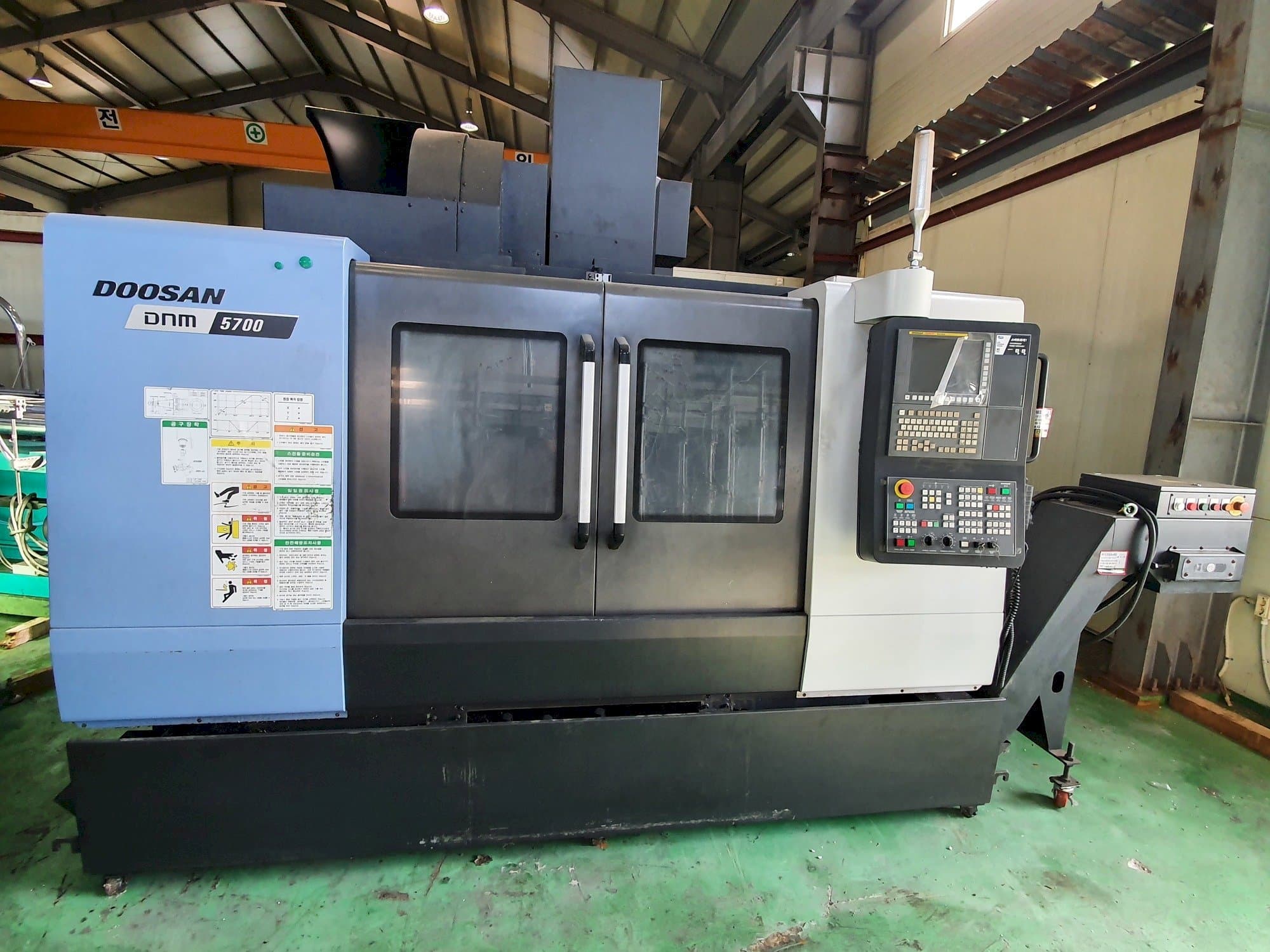 A Doosan DNM5700 gép elölnézete