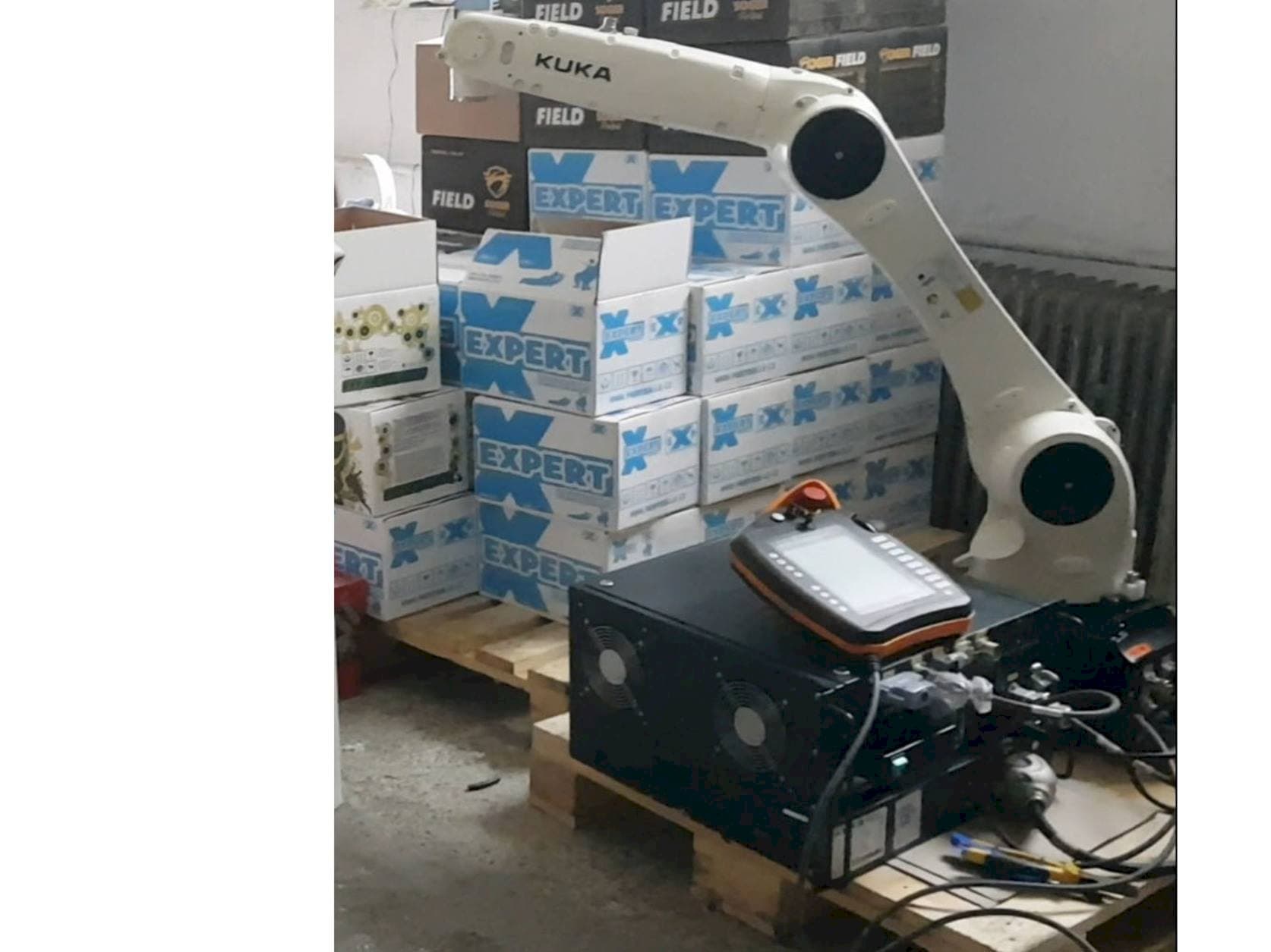 A KUKA KR10 R1100 fivve  gép elölnézete