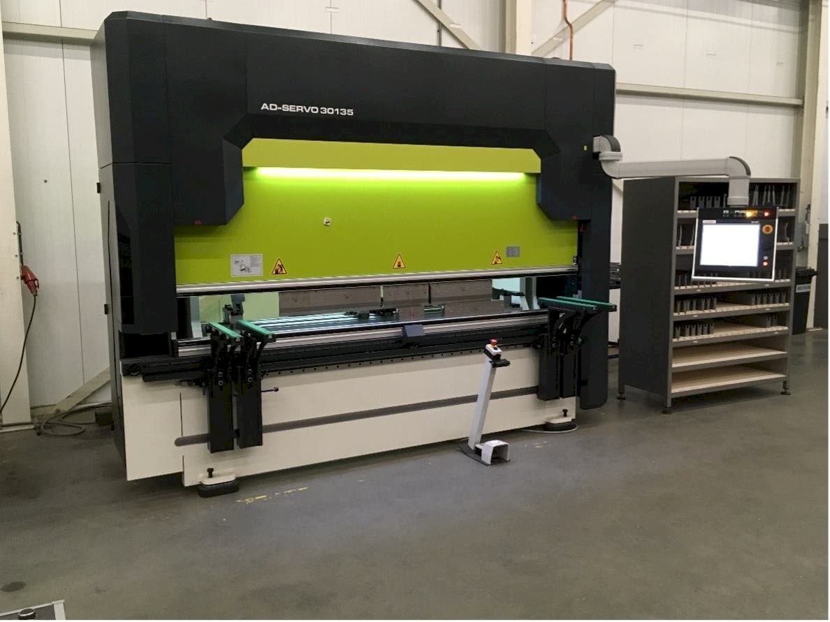 A Durma AD-S 30135 Servo gép elölnézete