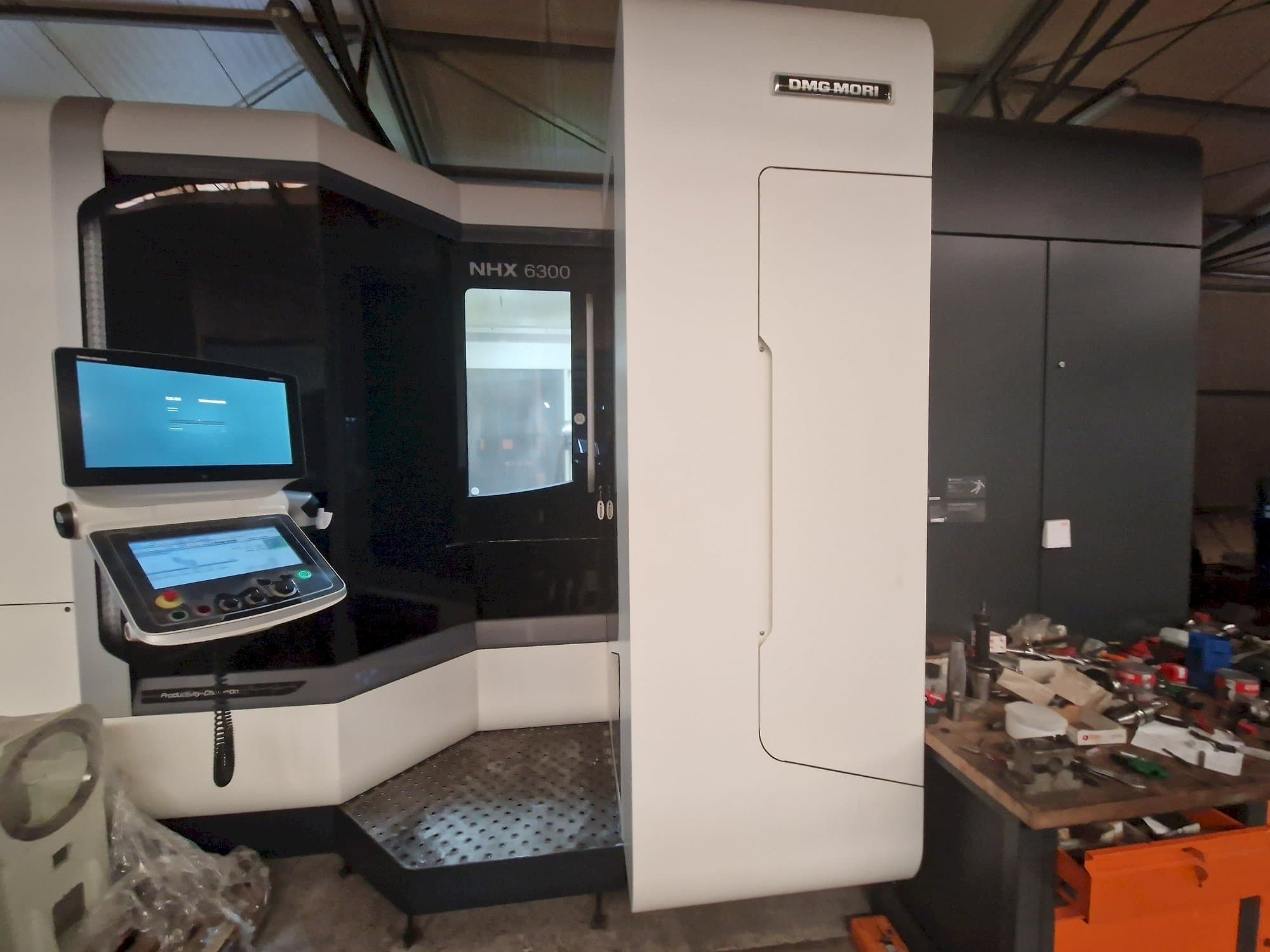 A DMG MORI NHX6300  gép elölnézete