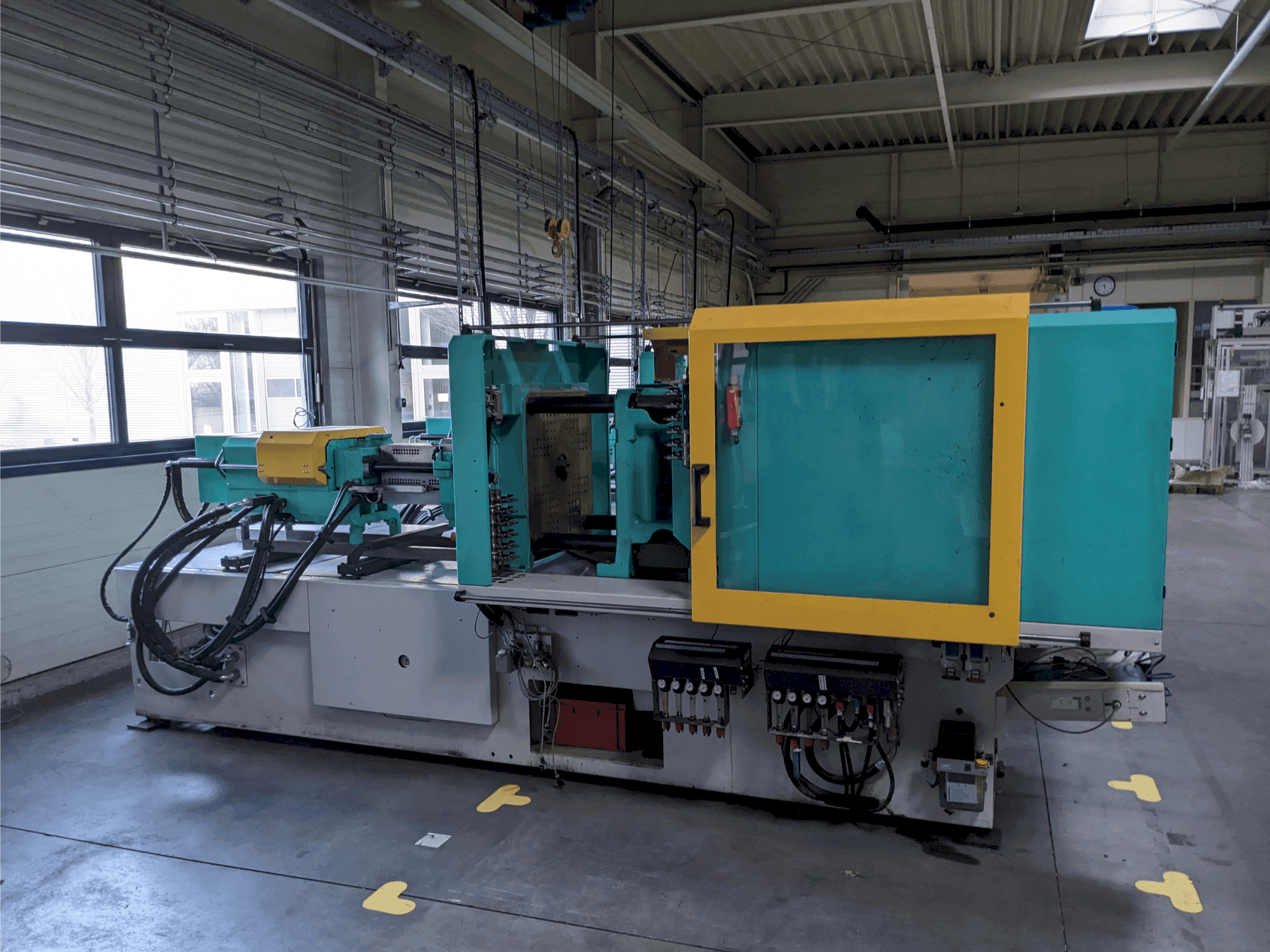 A Arburg 520 H 1500 - 400 gép elölnézete