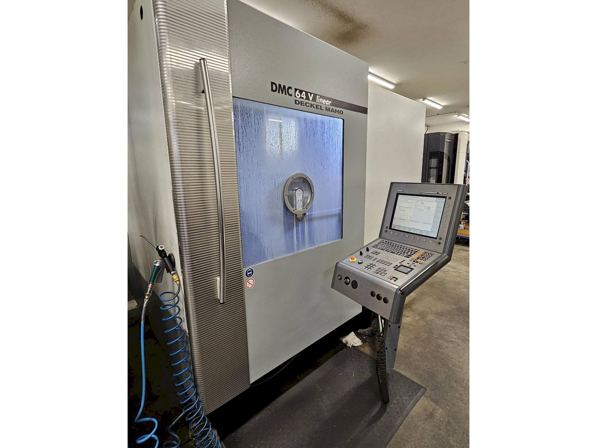 A DMG DMC64V gép elölnézete