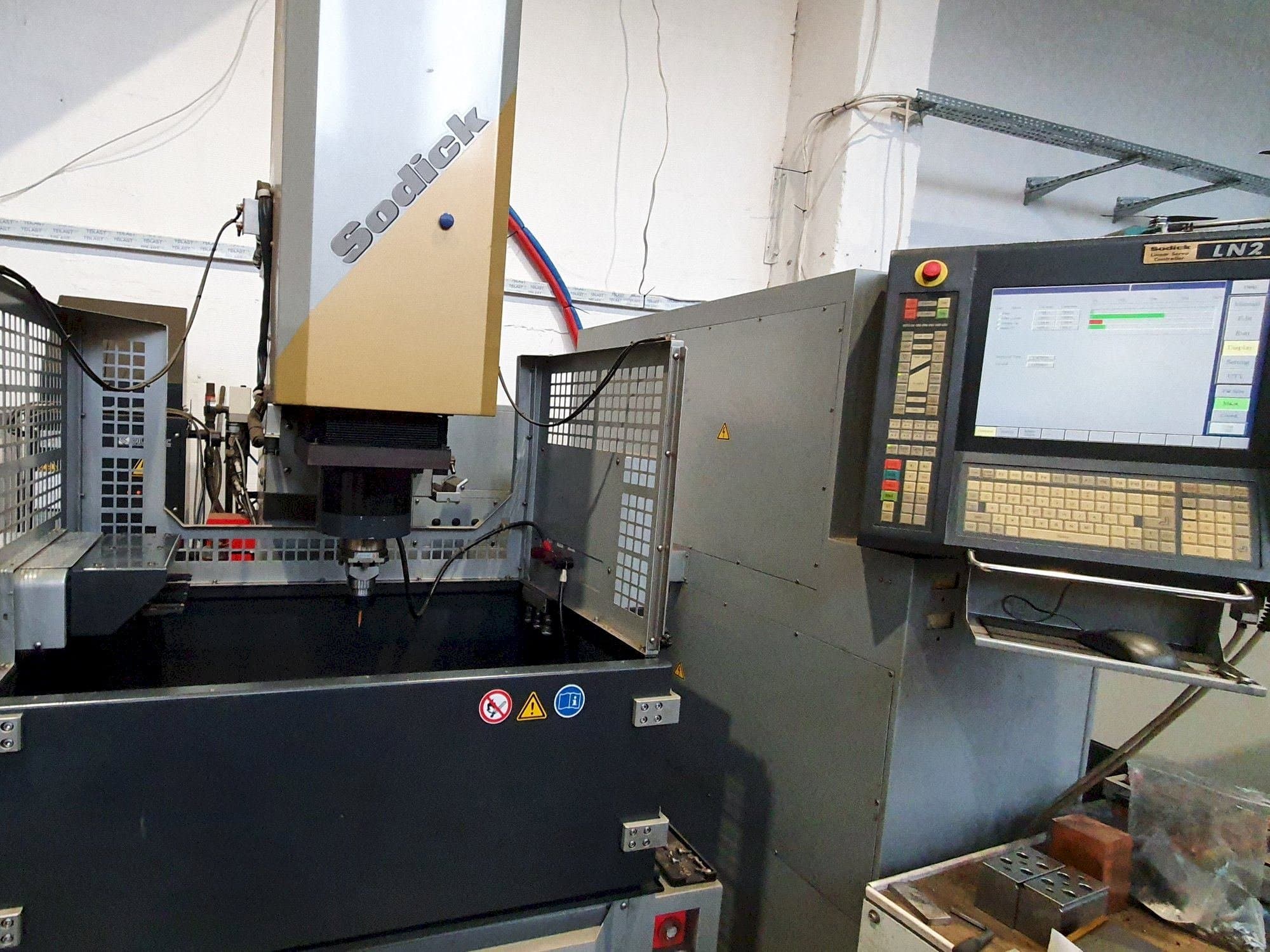 A Sodick AM3L (2005)  gép elölnézete