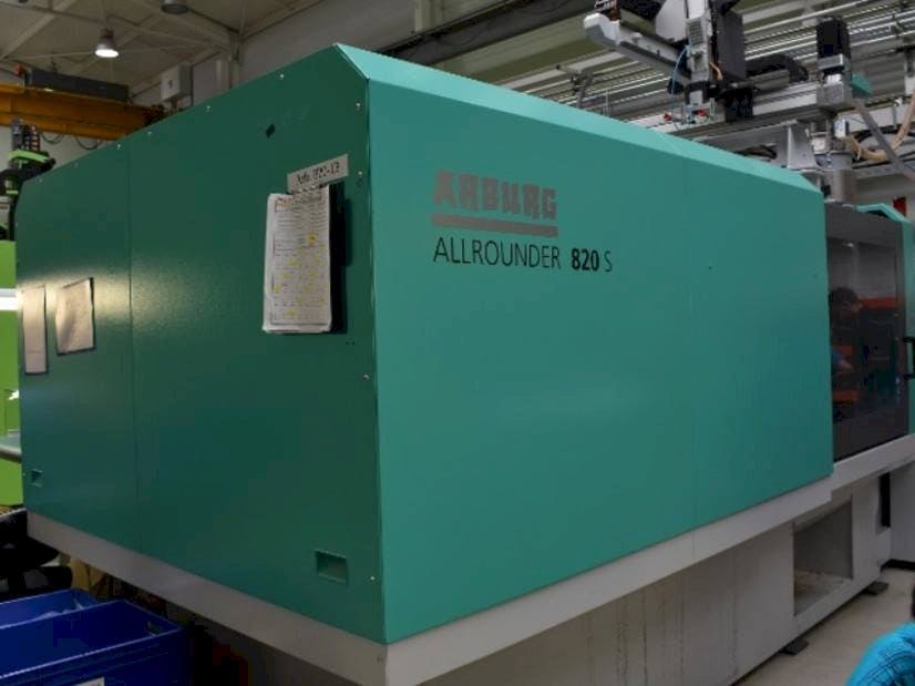 A Arburg Allrounder 820 s 4000 - 800  gép elölnézete