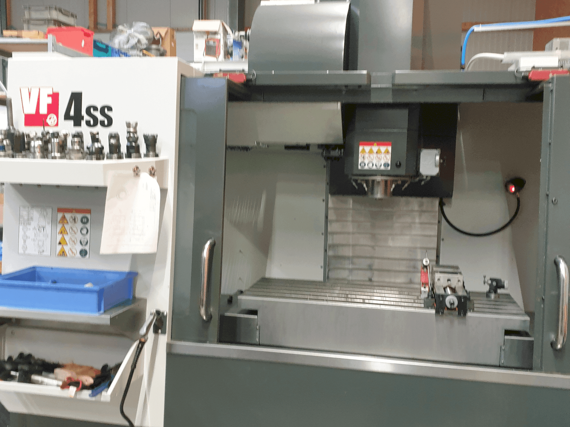 A HAAS VF 4 SS gép elölnézete