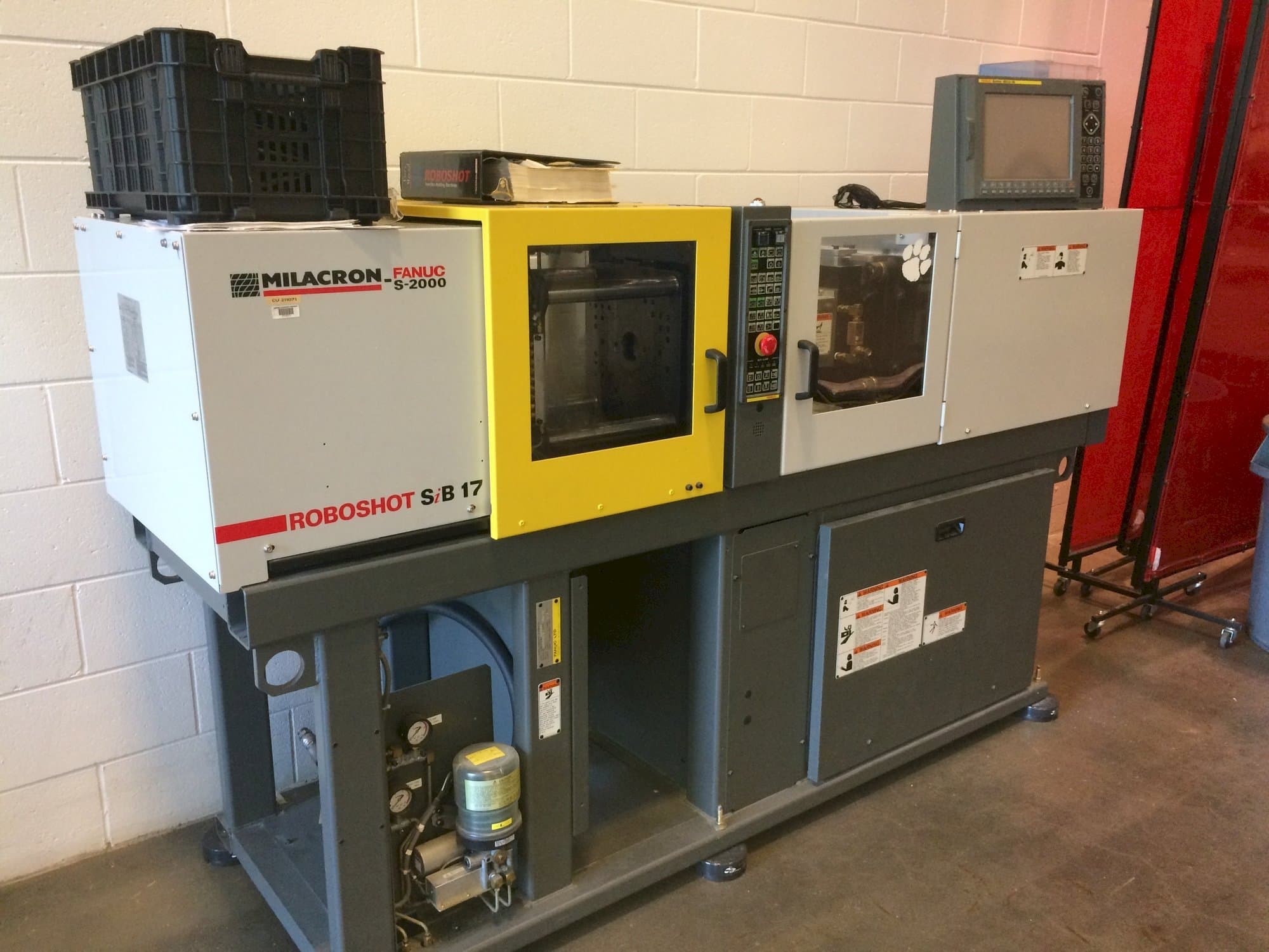 A Milacron Roboshot S-2000i15A gép elölnézete