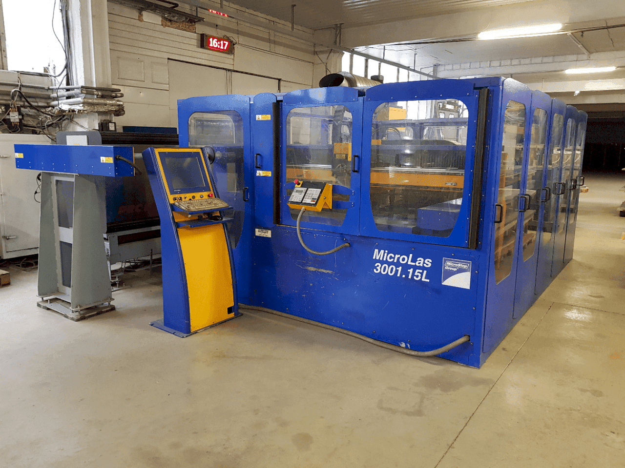 A MicroStep MicroLas 3001.15L gép elölnézete