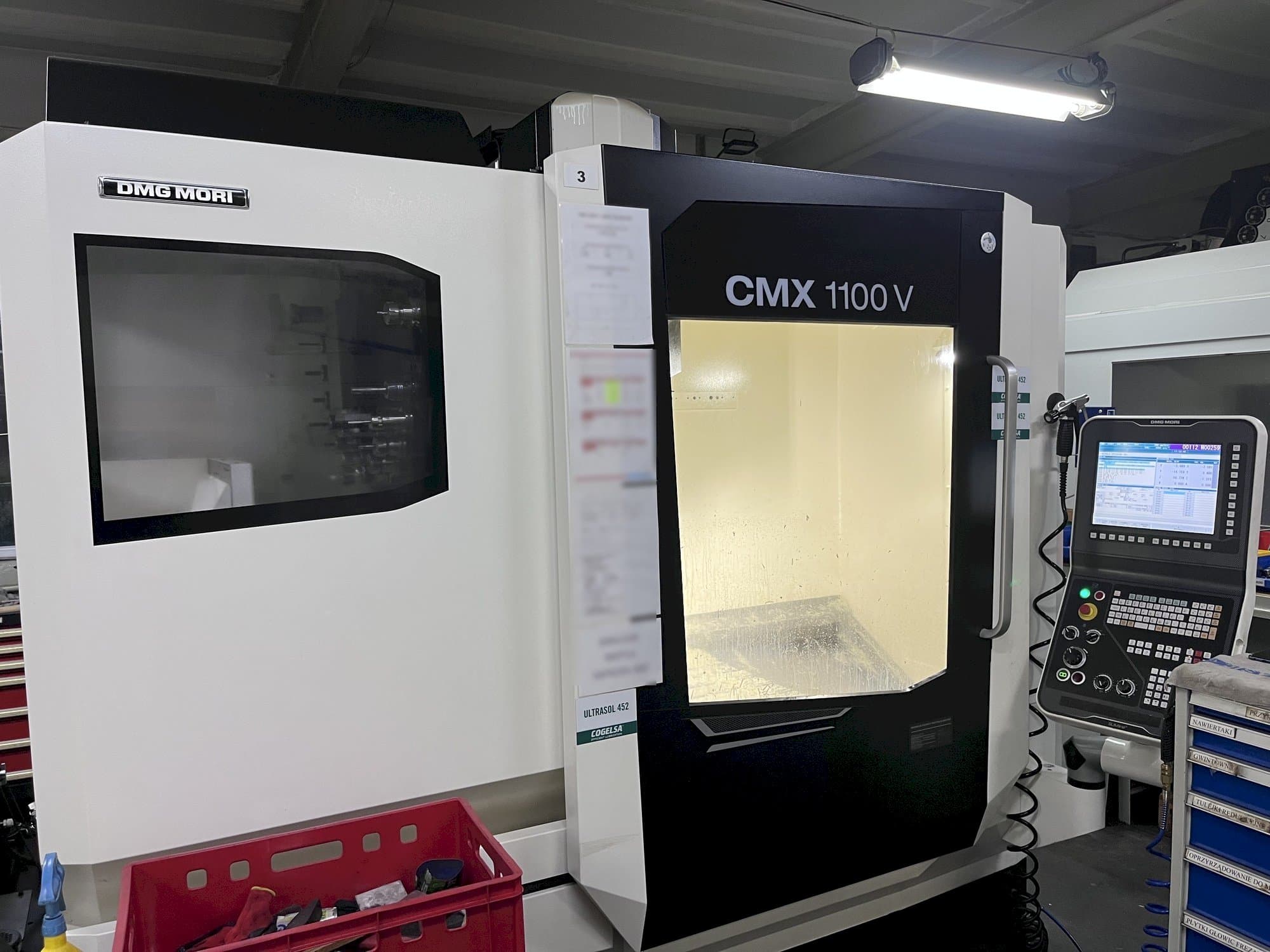 A DMG MORI CMX 1100 V gép oldalnézete