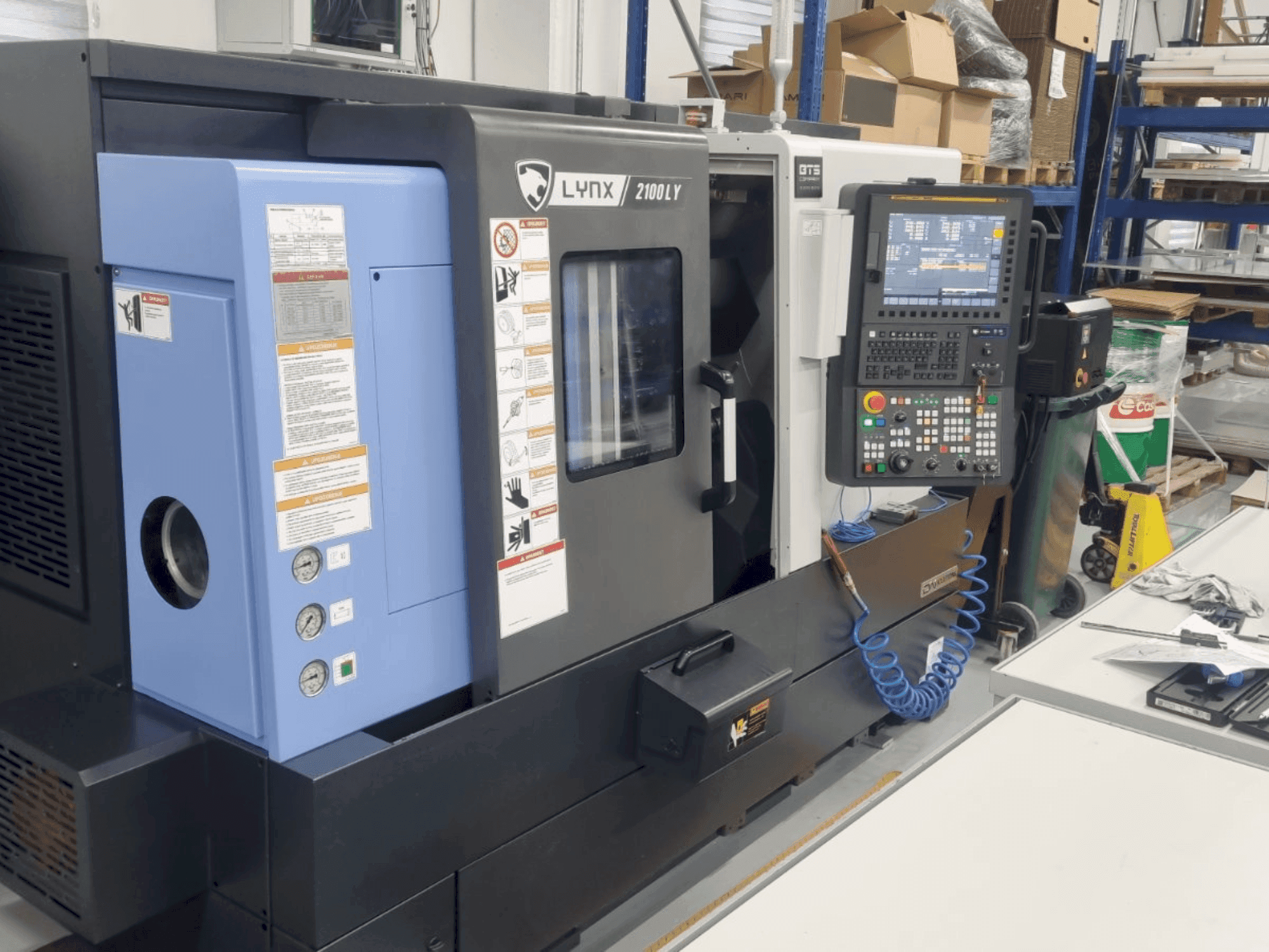 A DN SOLUTIONS LYNX 2100 LYB gép elölnézete